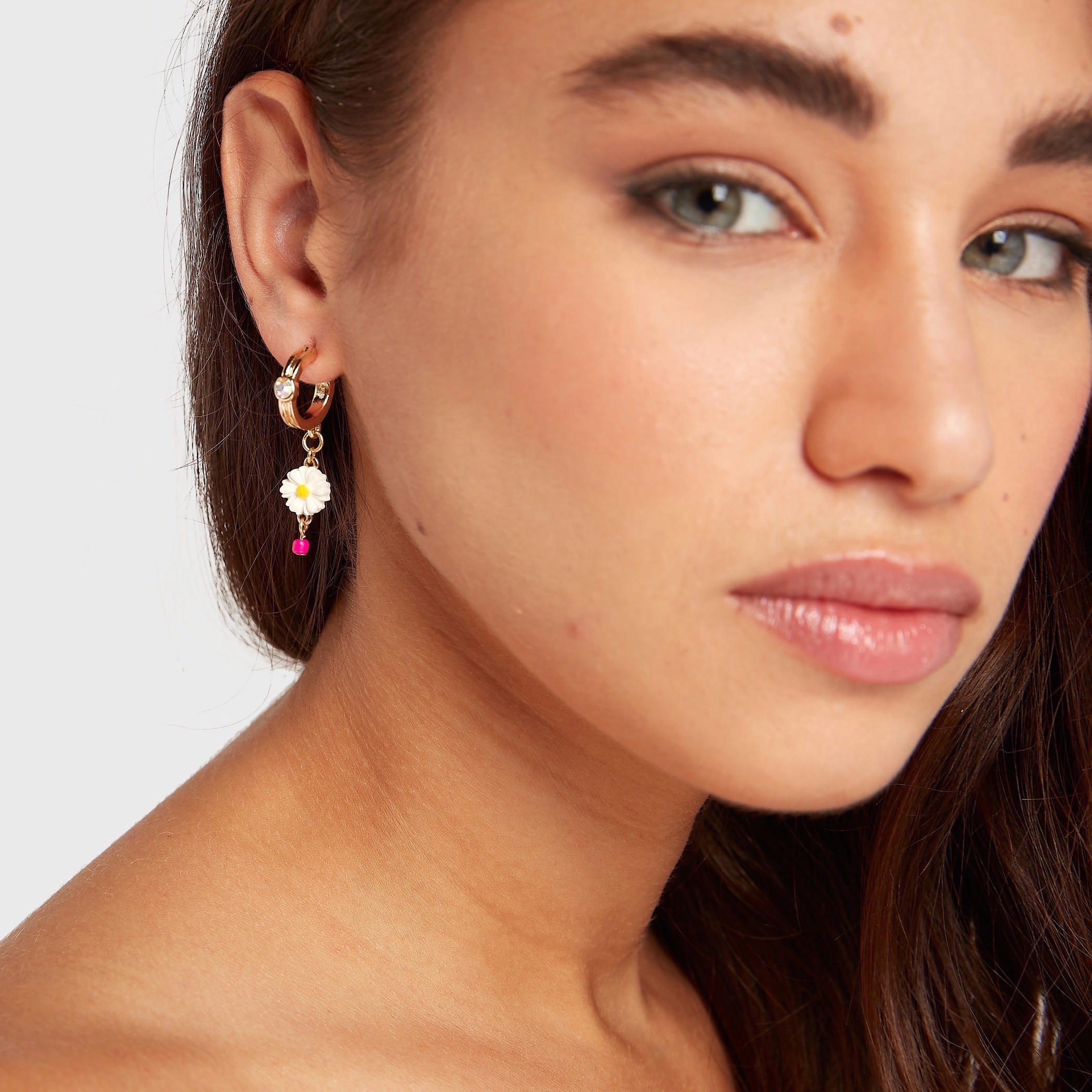حلقان مرصّعة بتزيينات ومكبس إغلاق خلفي - طقم من 6-women-watchesandjewellery-jewellery-earrings-image-2