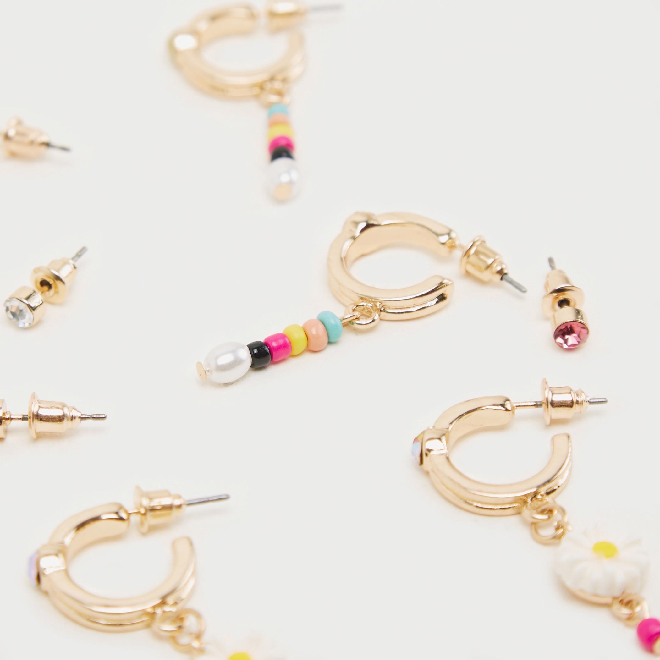 حلقان مرصّعة بتزيينات ومكبس إغلاق خلفي - طقم من 6-women-watchesandjewellery-jewellery-earrings-image-3