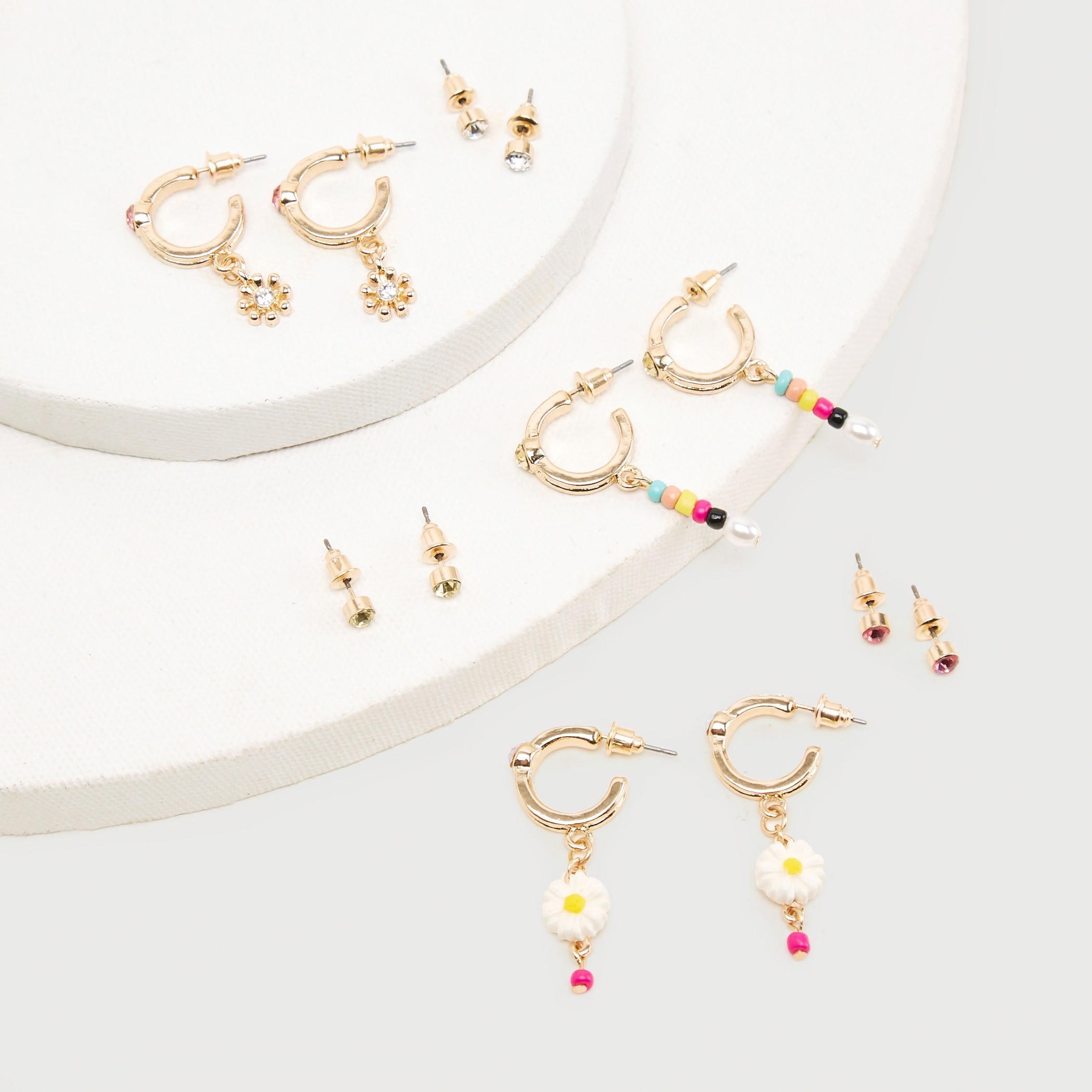 حلقان مرصّعة بتزيينات ومكبس إغلاق خلفي - طقم من 6-women-watchesandjewellery-jewellery-earrings-image-4
