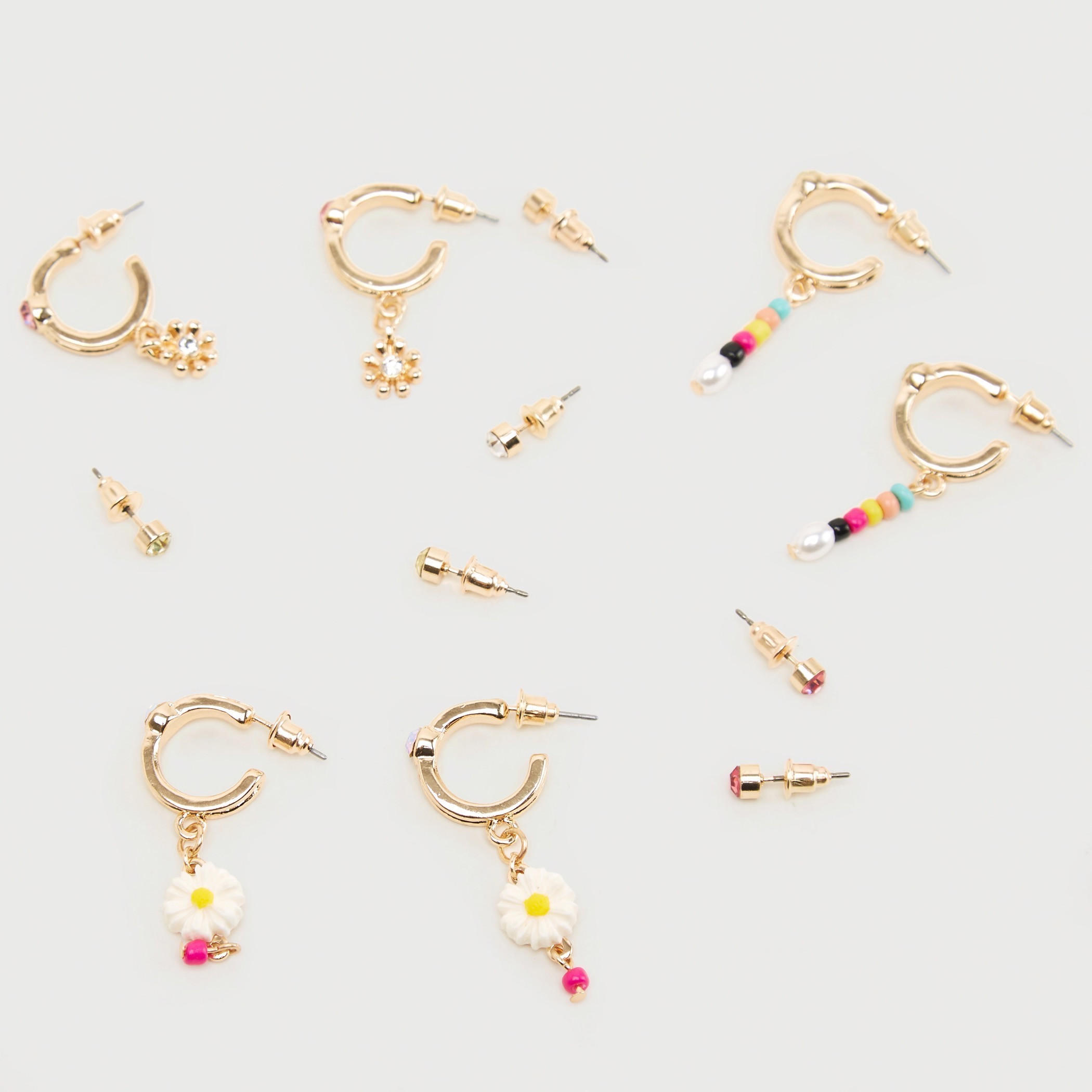 حلقان مرصّعة بتزيينات ومكبس إغلاق خلفي - طقم من 6-women-watchesandjewellery-jewellery-earrings-image-5