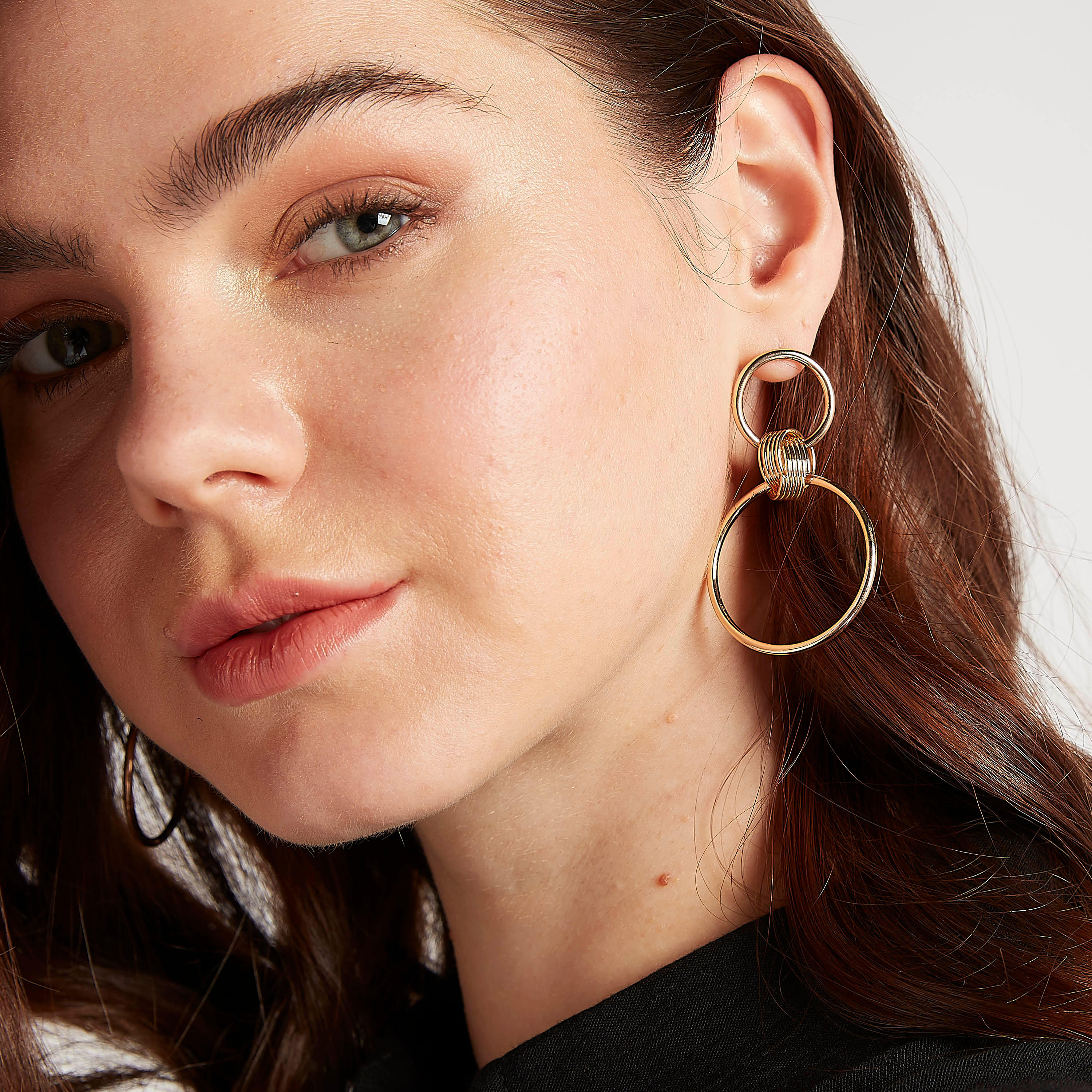 حلقان ميتاليك بمكبس إغلاق خلفي-women-watchesandjewellery-jewellery-earrings-image-2