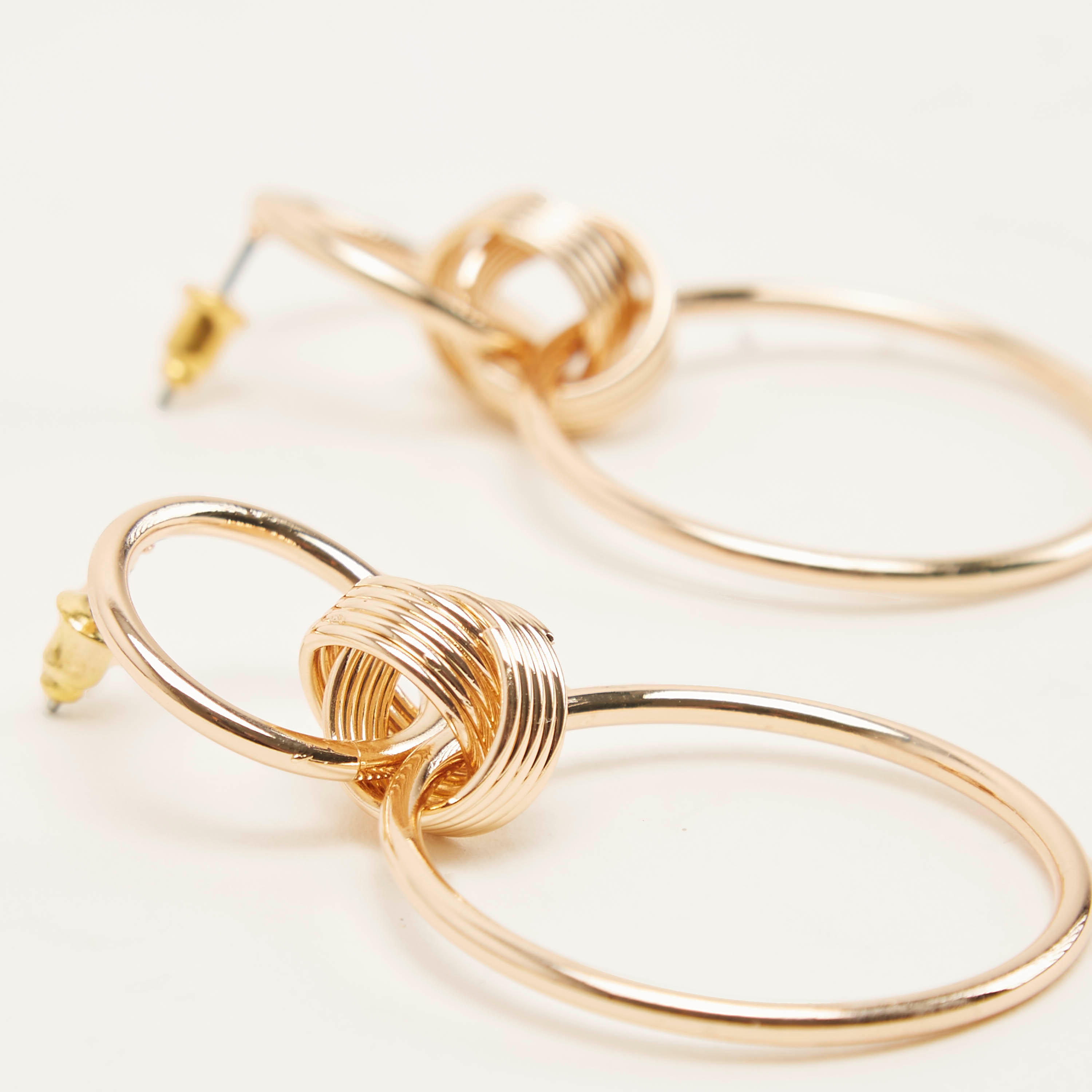 حلقان ميتاليك بمكبس إغلاق خلفي-women-watchesandjewellery-jewellery-earrings-image-3