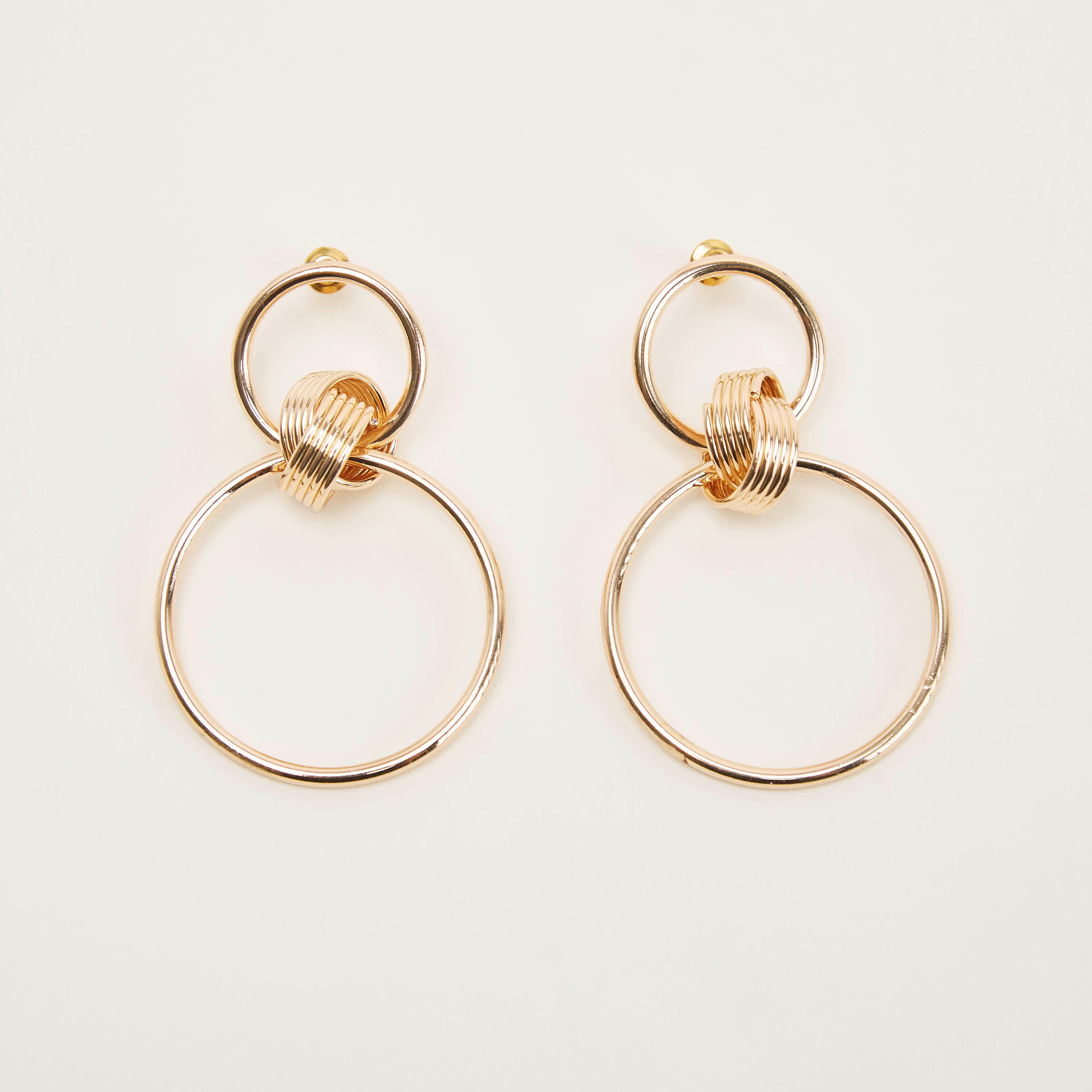 حلقان ميتاليك بمكبس إغلاق خلفي-women-watchesandjewellery-jewellery-earrings-image-4