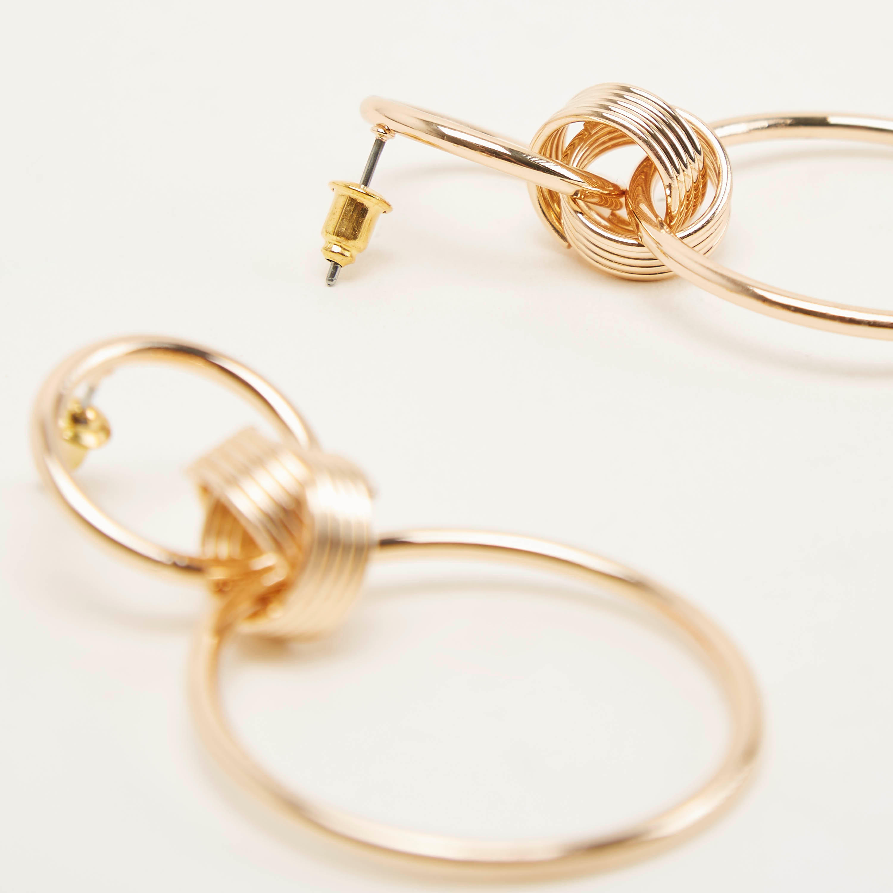حلقان ميتاليك بمكبس إغلاق خلفي-women-watchesandjewellery-jewellery-earrings-image-5