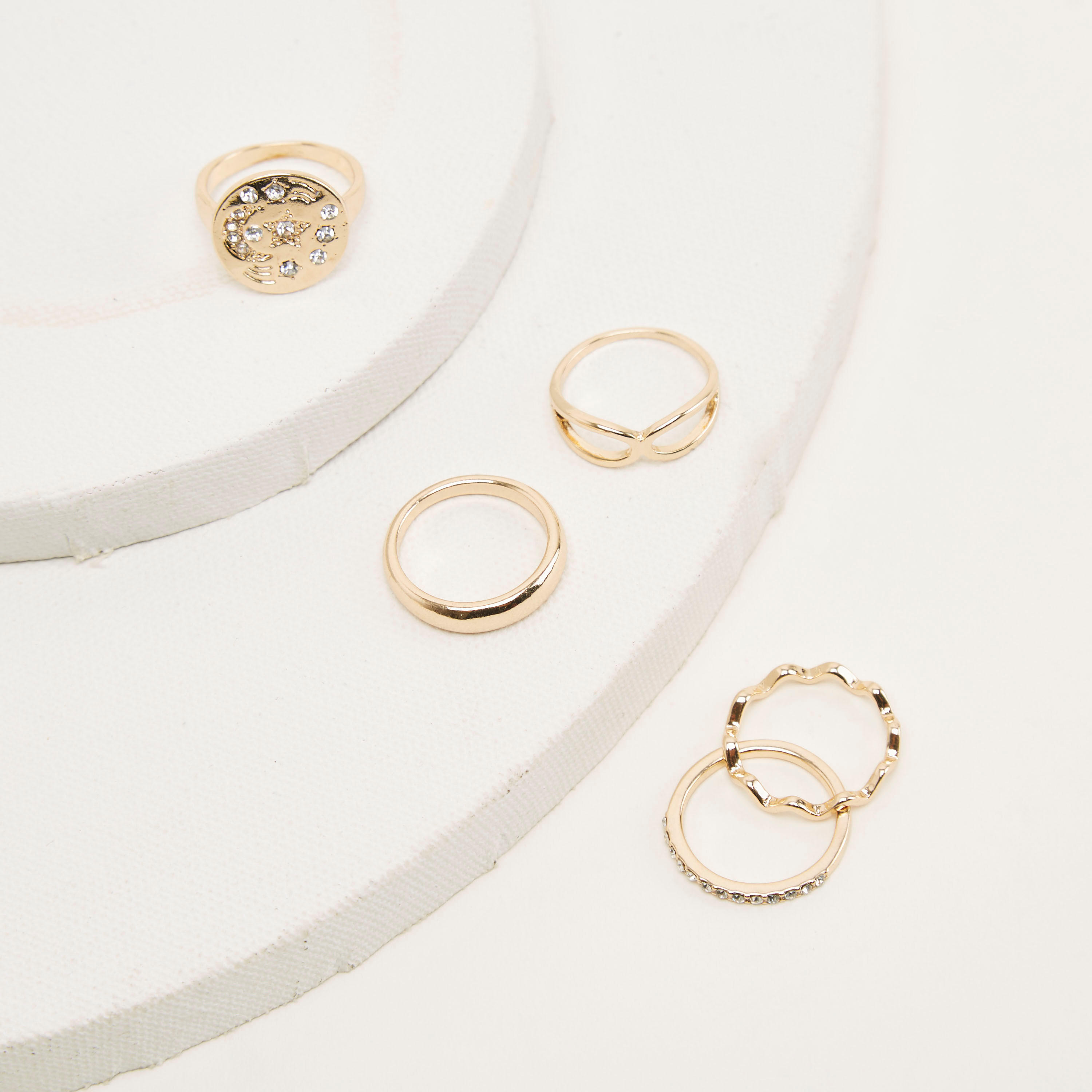 خواتم ميتاليك متنوعة -  طقم من 5-women-watchesandjewellery-jewellery-rings-image-1
