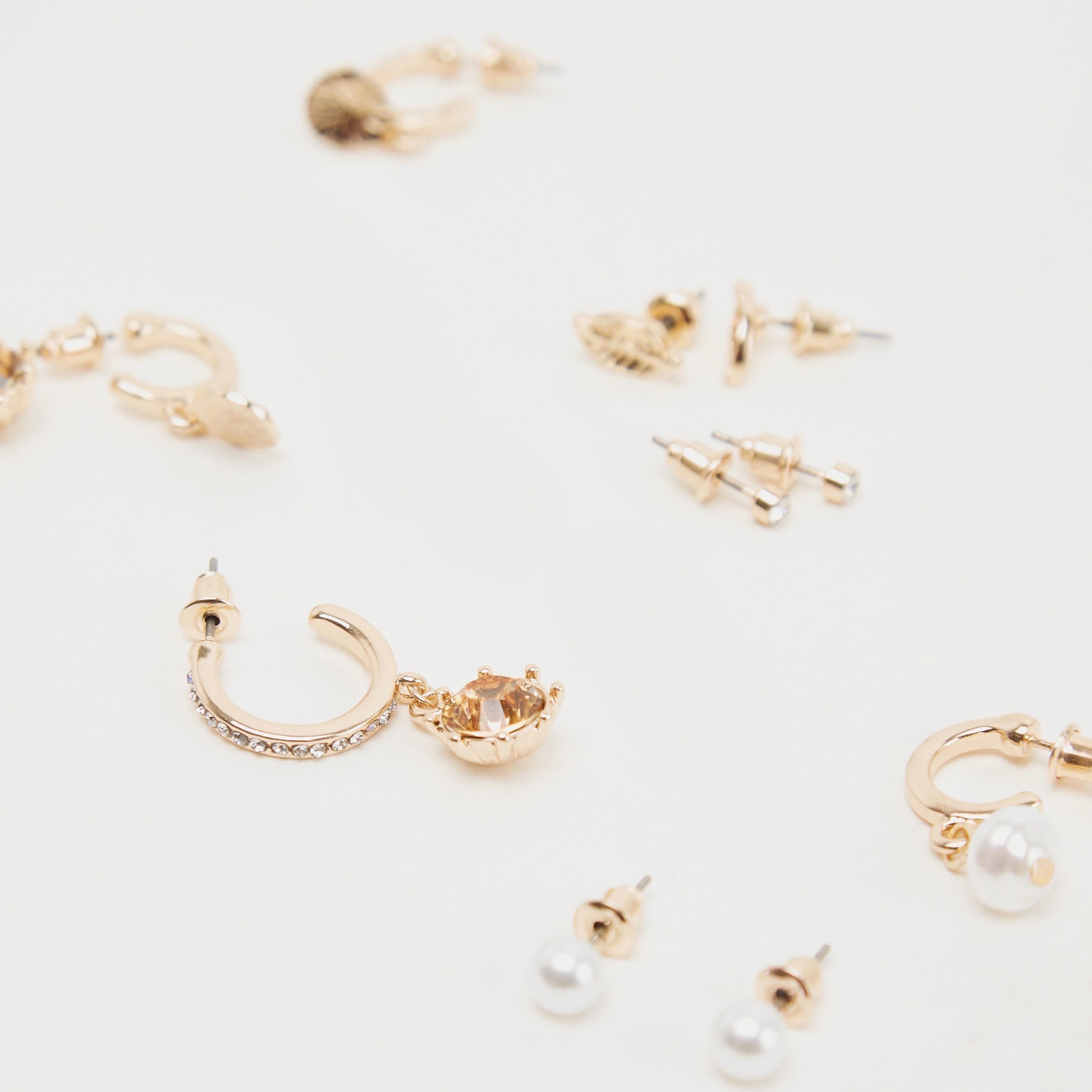 حلقان مزيّنة بمكبس إغلاق - طقم من 6-women-watchesandjewellery-jewellery-earrings-image-3