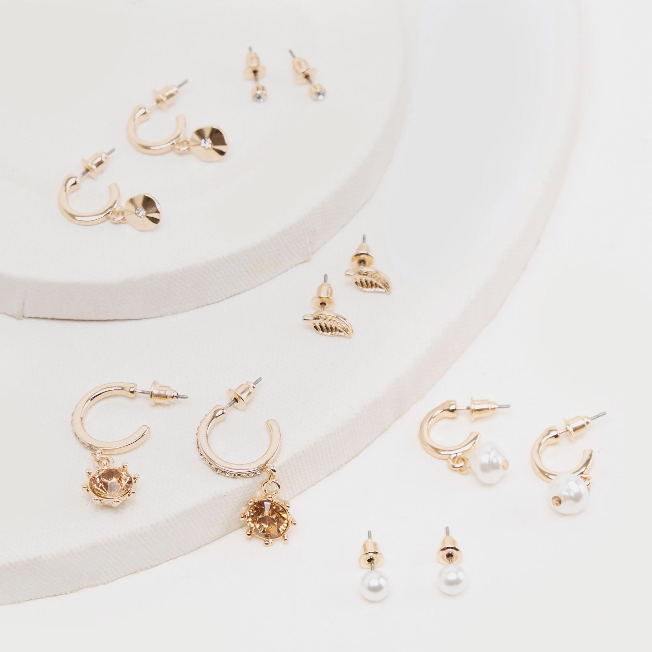 حلقان مزيّنة بمكبس إغلاق - طقم من 6-women-watchesandjewellery-jewellery-earrings-image-4