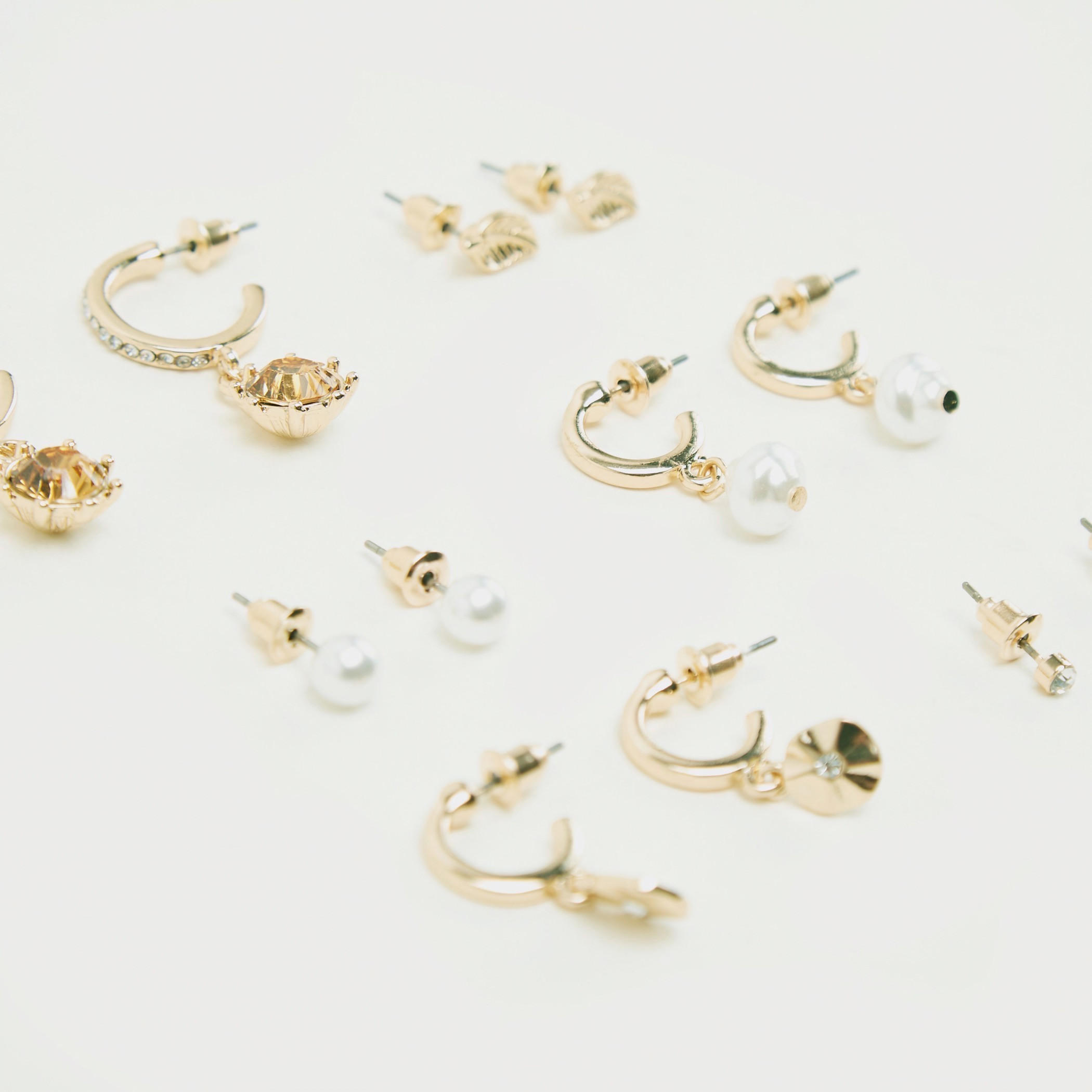 حلقان مزيّنة بمكبس إغلاق - طقم من 6-women-watchesandjewellery-jewellery-earrings-image-5