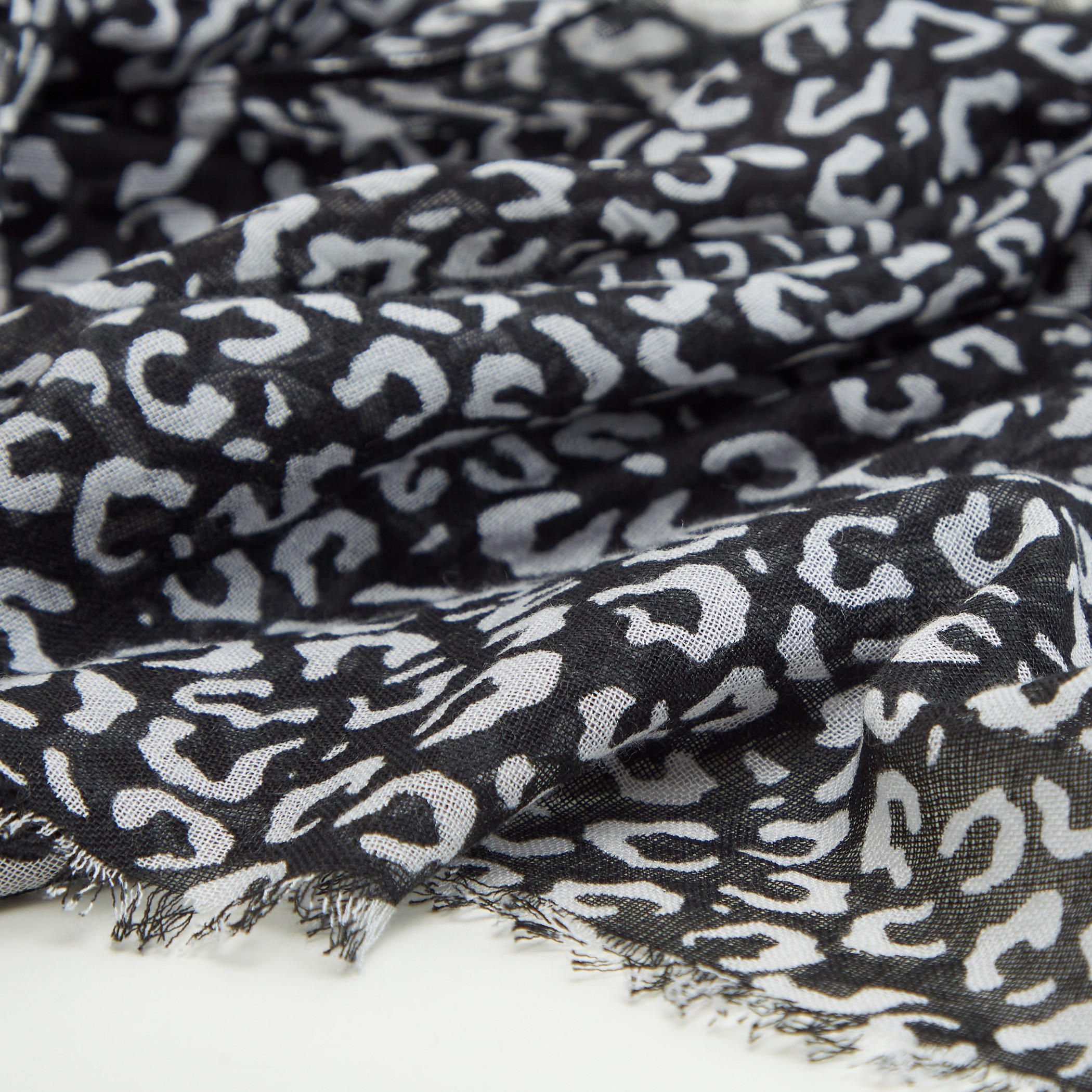 وشاح بطبعات حيوانات-women-clothingaccessories-scarves-image-3