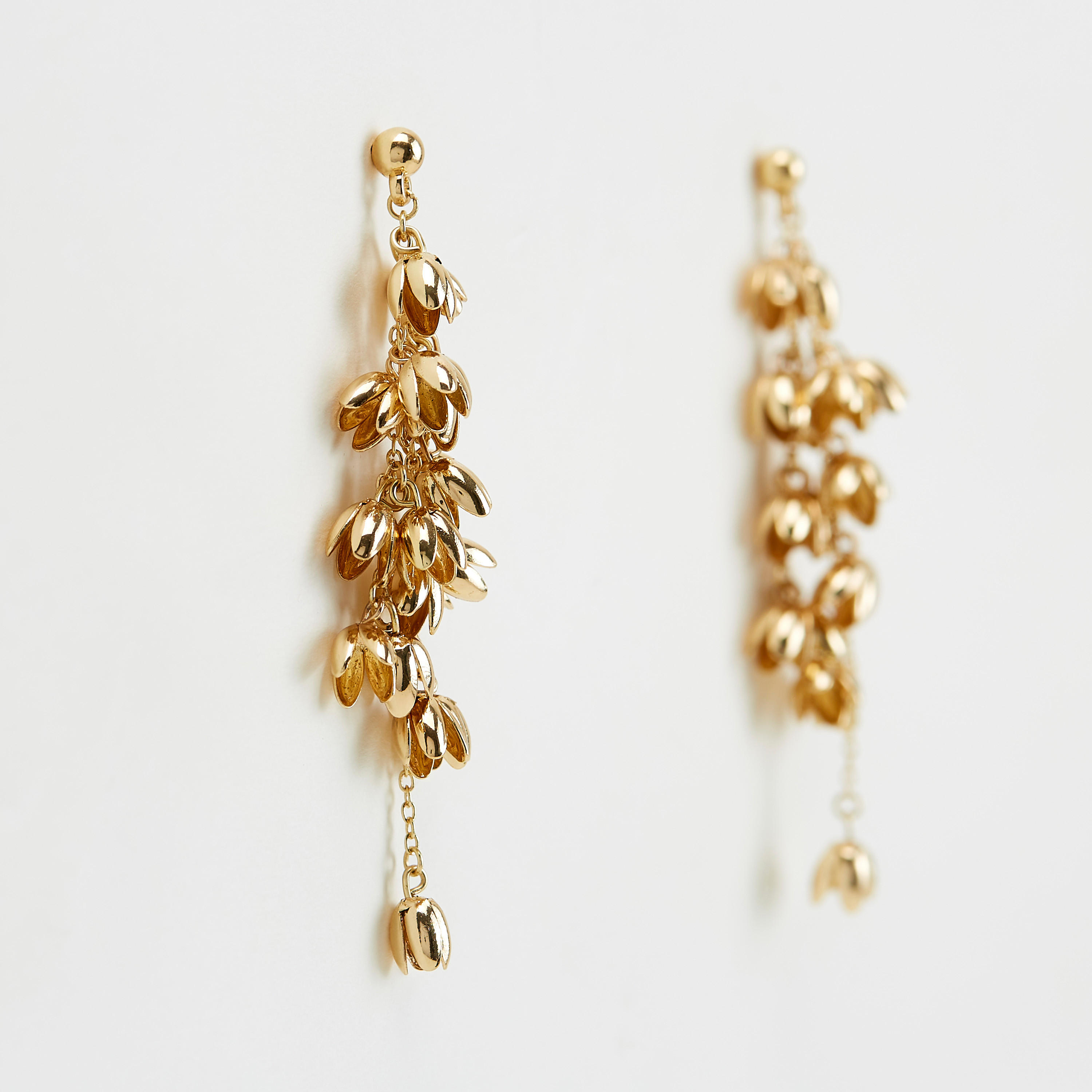 حلق متدلي ميتاليك مزيّن بمكبس إغلاق خلفي-women-watchesandjewellery-jewellery-earrings-image-4