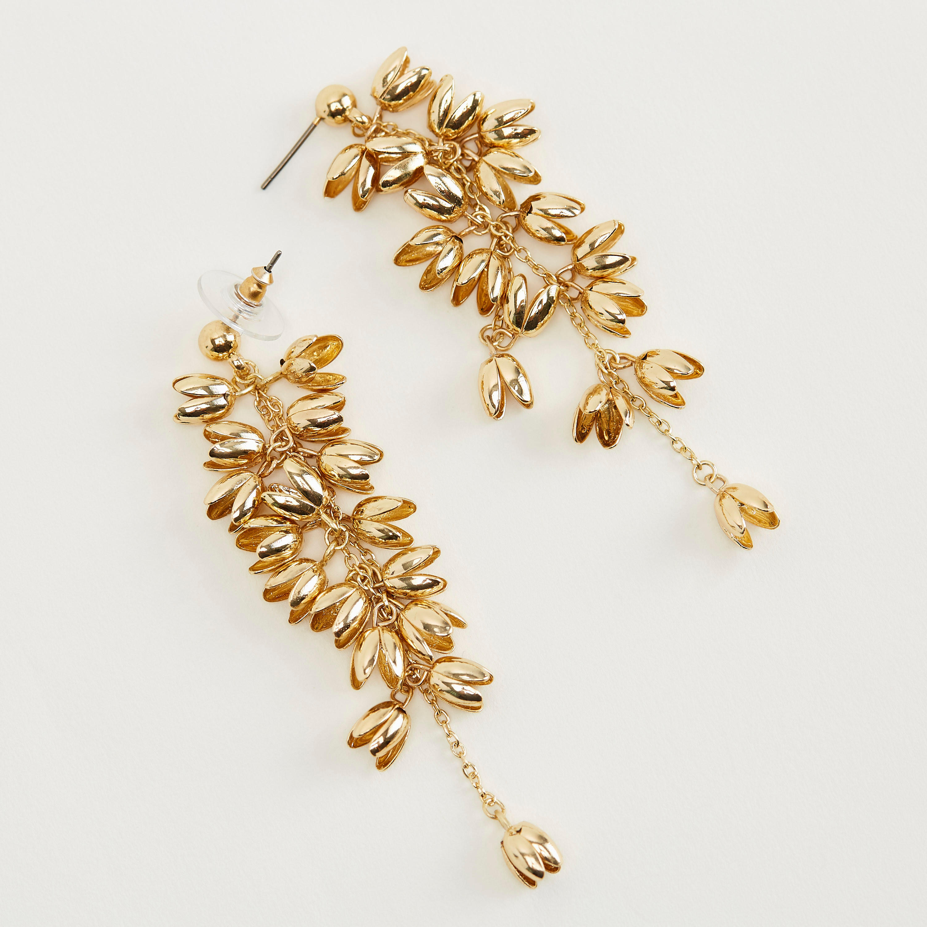 حلق متدلي ميتاليك مزيّن بمكبس إغلاق خلفي-women-watchesandjewellery-jewellery-earrings-image-2