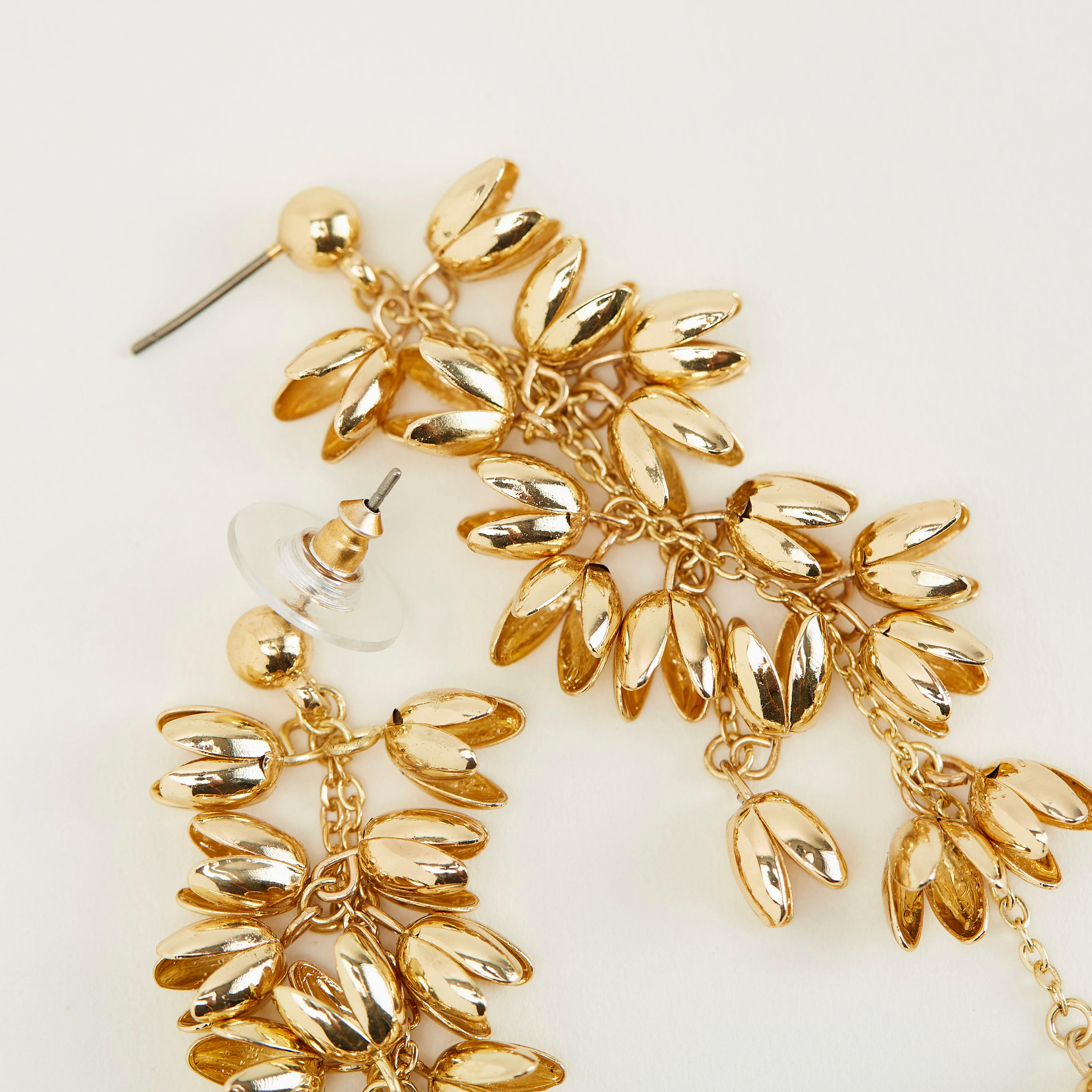 حلق متدلي ميتاليك مزيّن بمكبس إغلاق خلفي-women-watchesandjewellery-jewellery-earrings-image-1