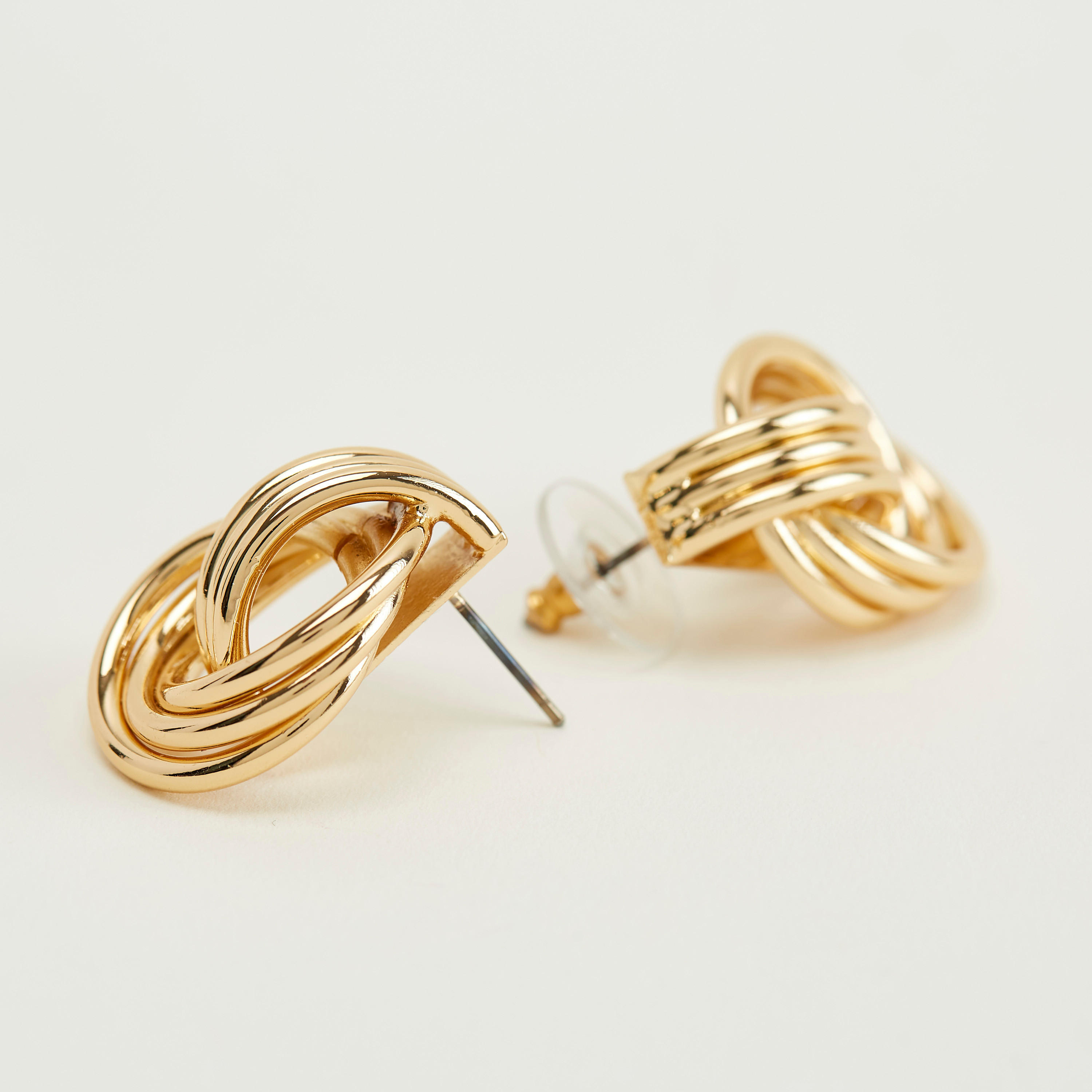 حلق ميتاليك متشابك مزيّن بمكبس إغلاق خلفي-women-watchesandjewellery-jewellery-earrings-image-1