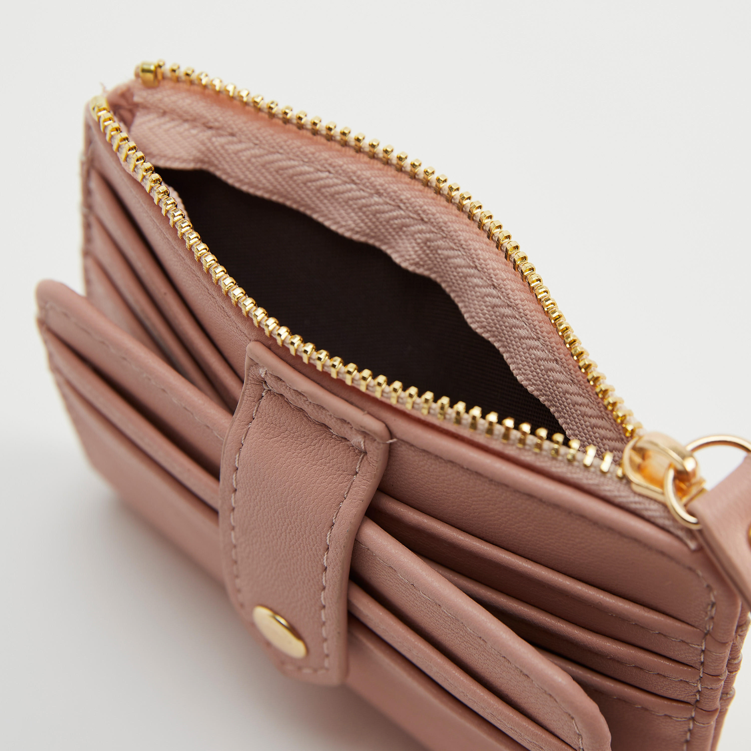 حامل بطاقات سادة بجيوب وطيّة بزر كبّاس-women-bagsandwallets-wallets-image-1