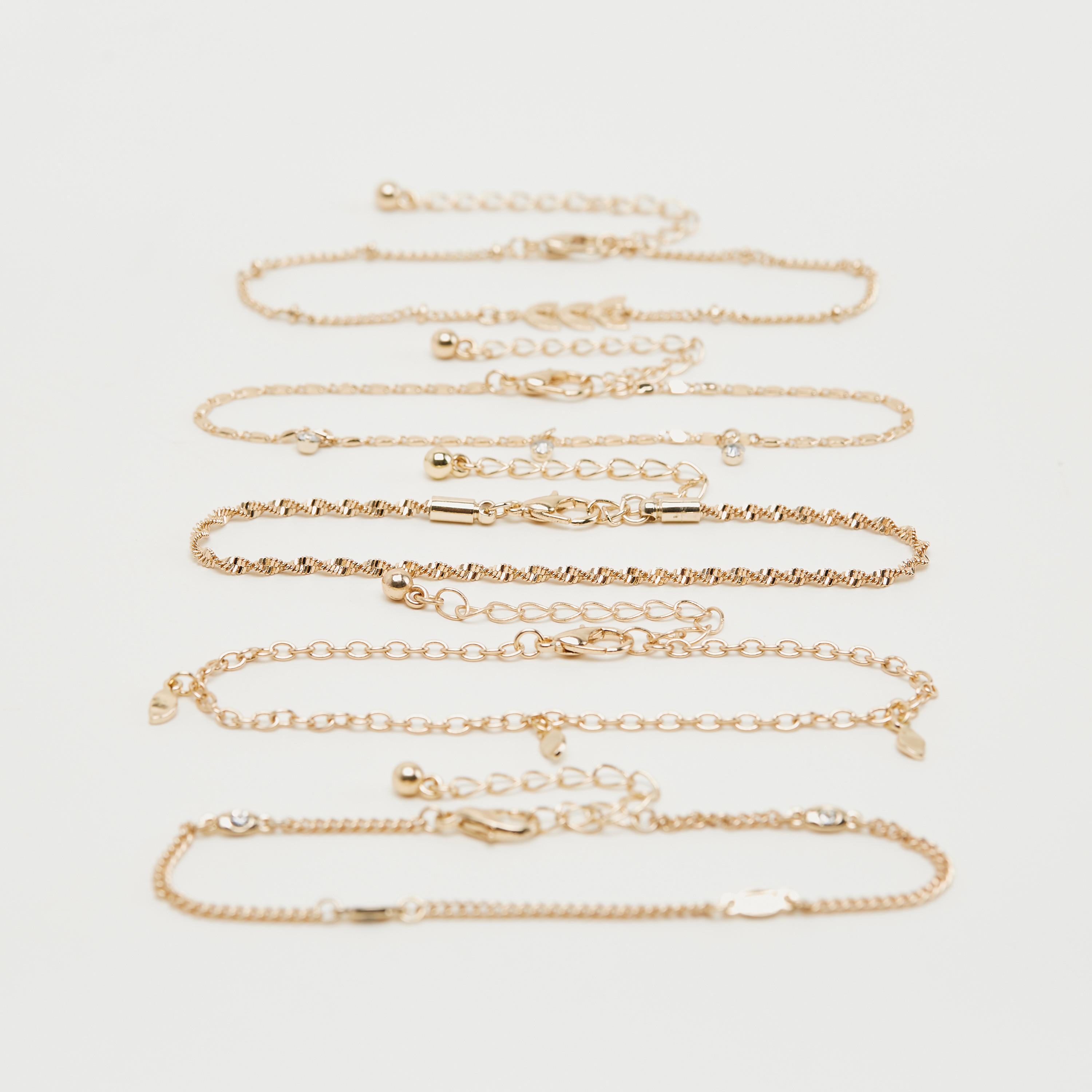 أساور سلسلة مزينة بمشبك إغلاق - طقم من 5-women-watchesandjewellery-jewellery-banglesandbracelets-image-1