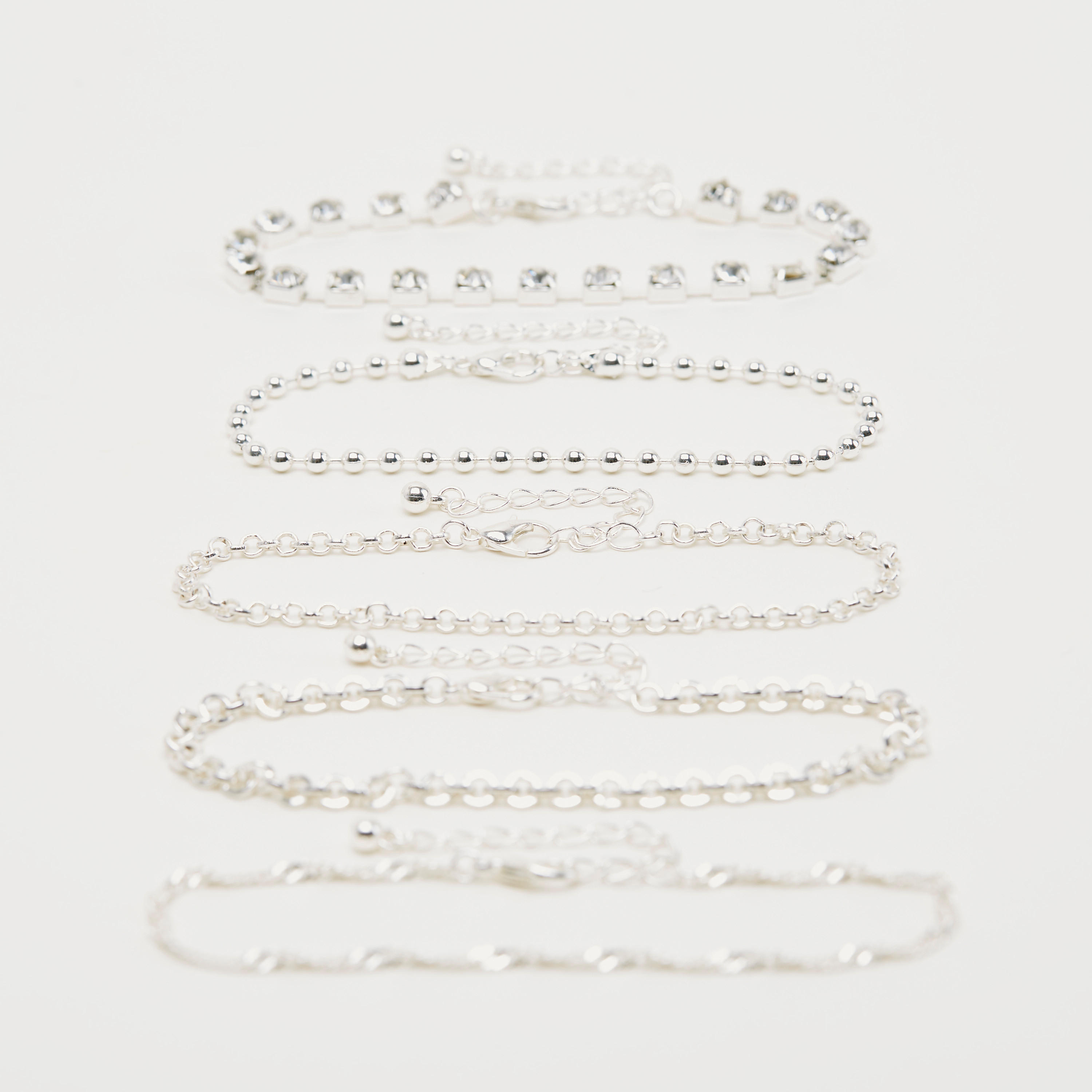 أساور مزيّنة بمشبك إغلاق -  طقم من 5-women-watchesandjewellery-jewellery-banglesandbracelets-image-1