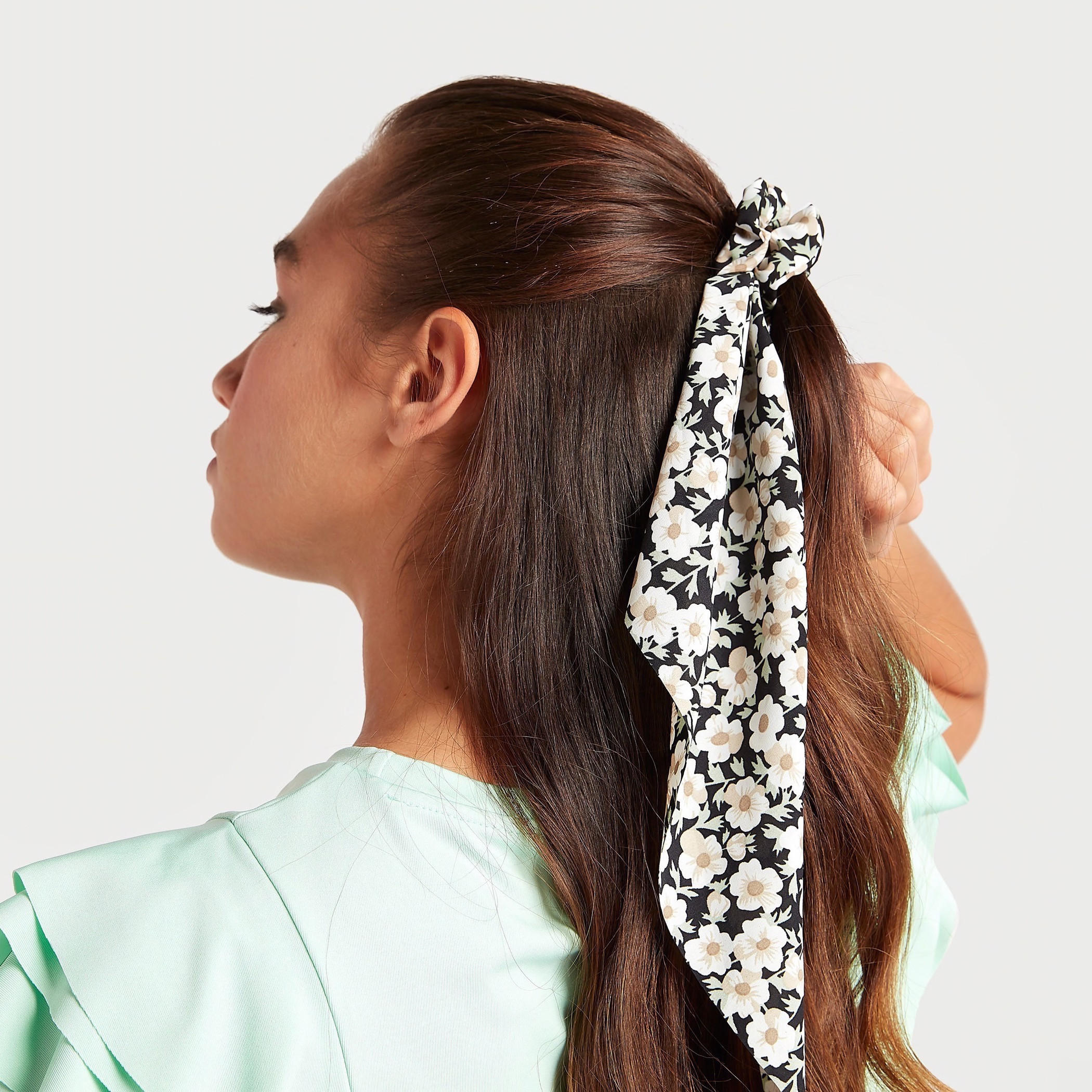 ربطة شعر بتفاصيل عقدة وطبعات أزهار-women-hairaccessories-image-2