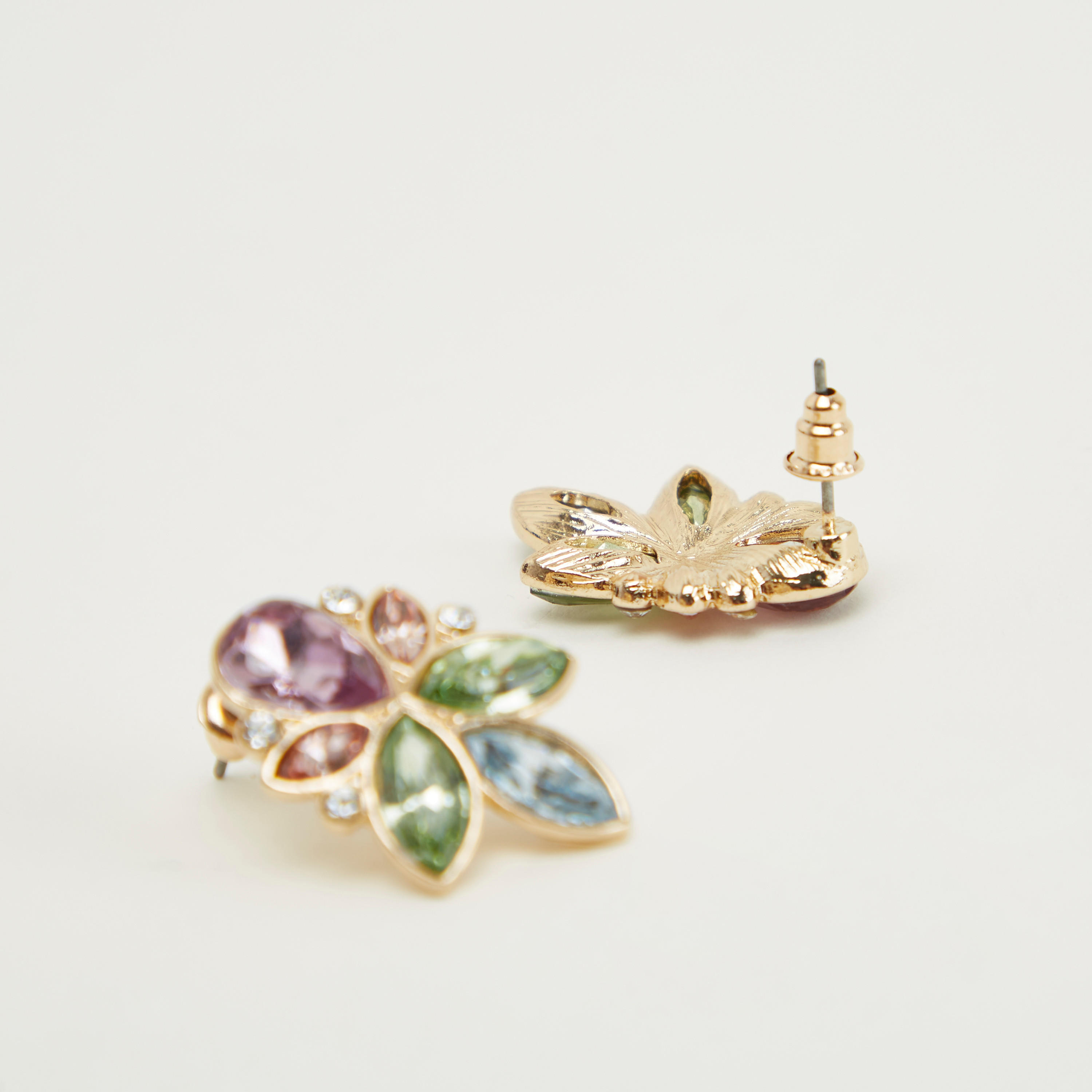 حلقان مرصّع بتزيينات ومكبس إغلاق-women-watchesandjewellery-jewellery-earrings-image-3