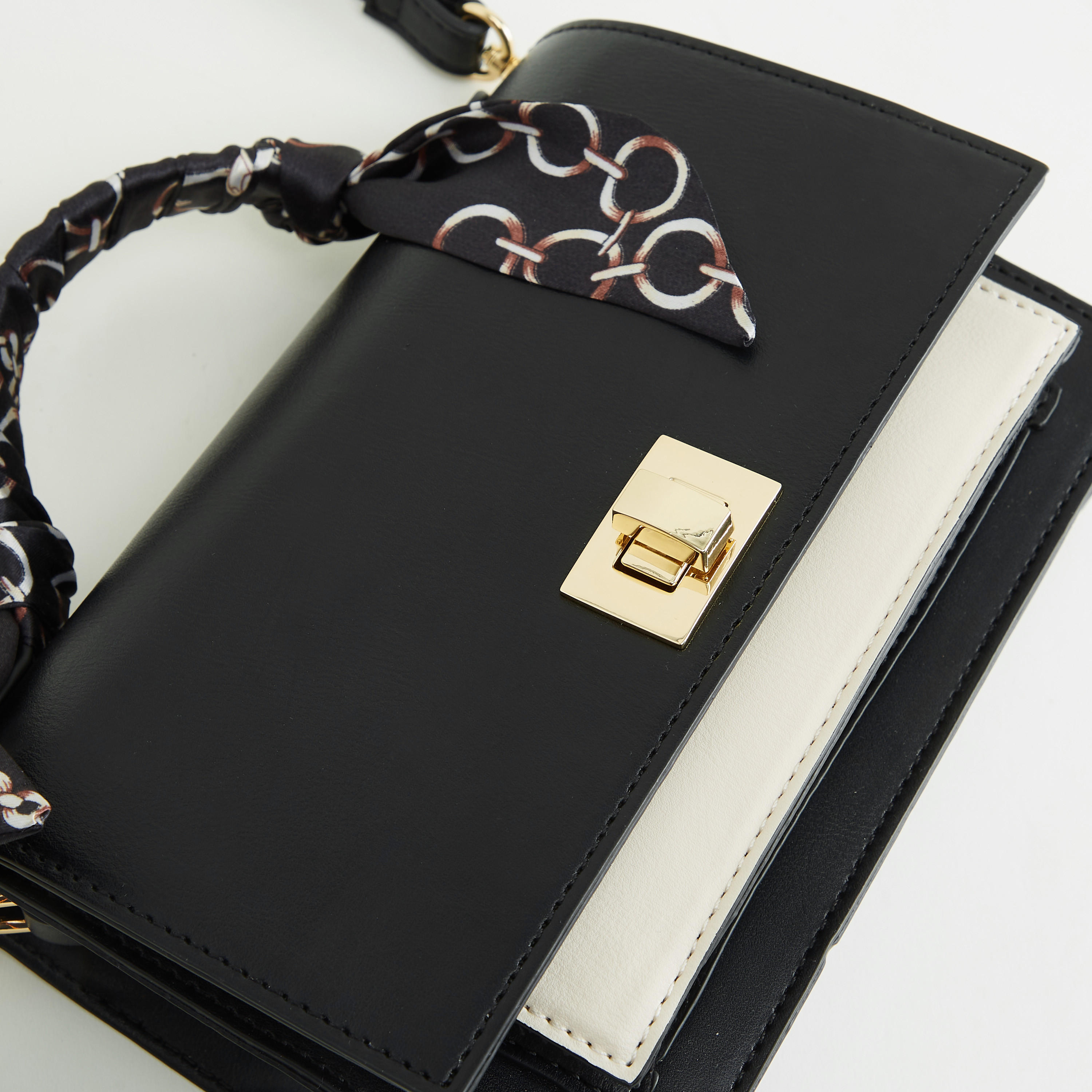 شنطة كروس بودي بقوالب ملوّنة مع زينة وشاح بطبعات-women-bagsandwallets-handbags-image-4