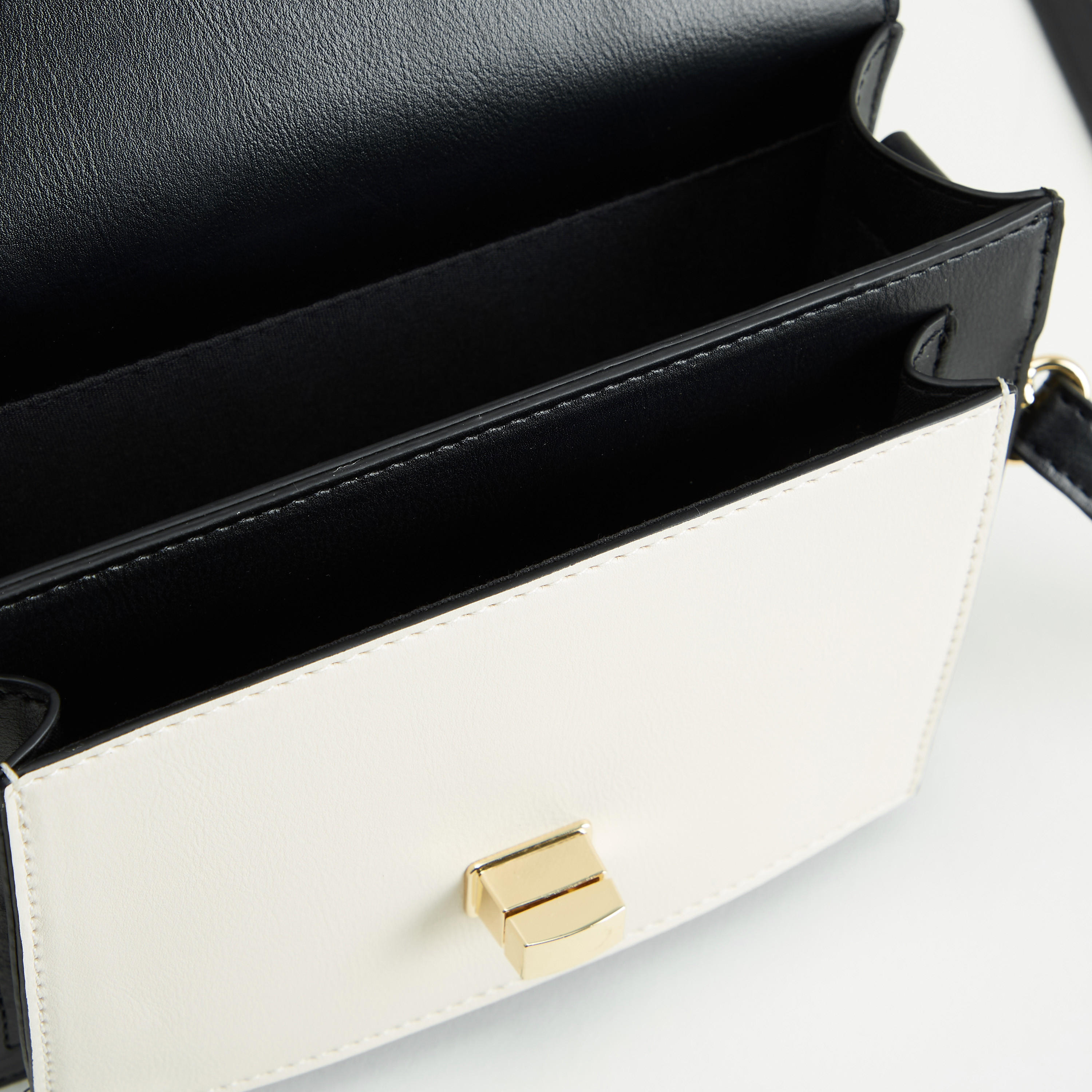 شنطة كروس بودي بقوالب ملوّنة مع زينة وشاح بطبعات-women-bagsandwallets-handbags-image-6