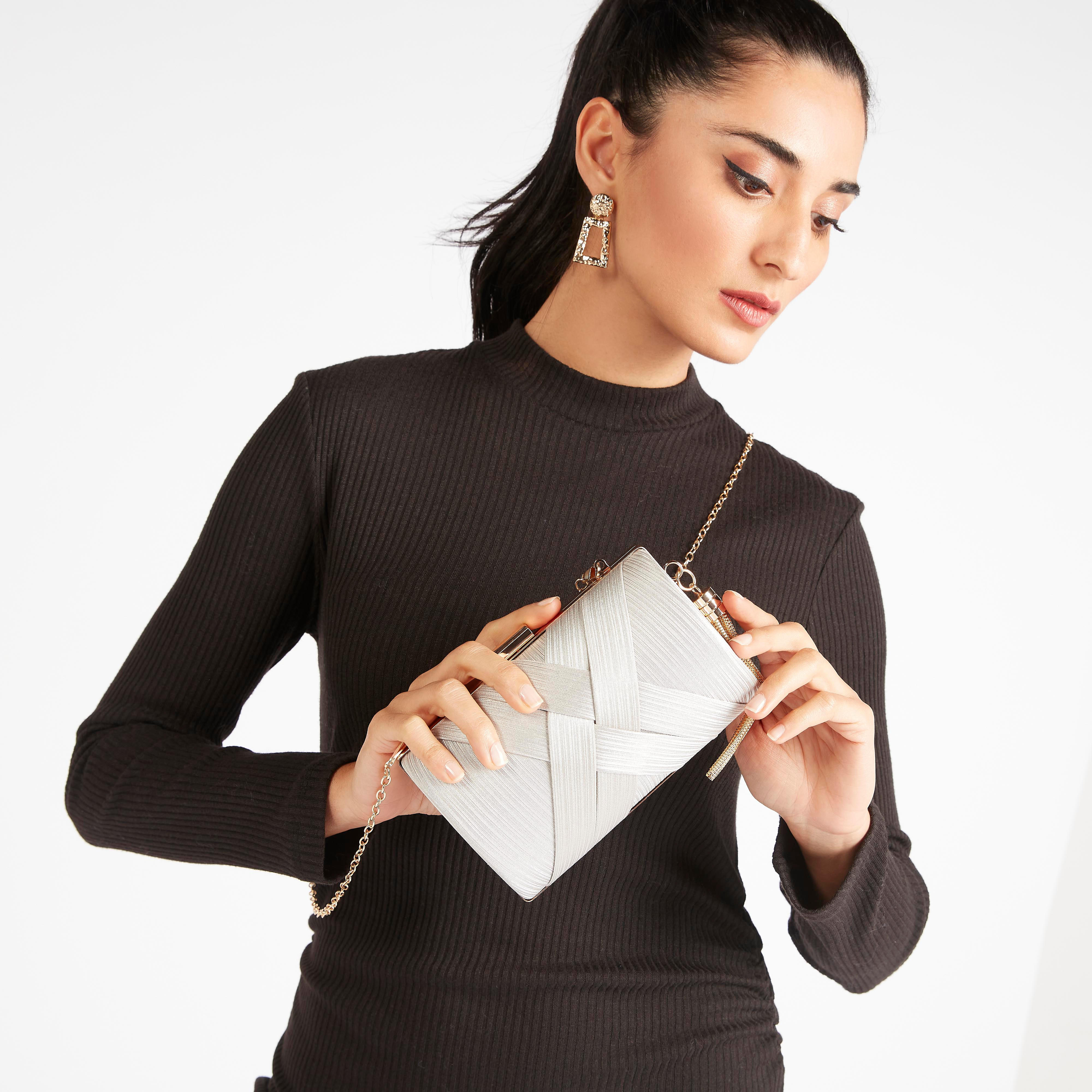 شنطة كلاتش بارزة الملمس بحزام سلسلة وتفاصيل شرّابات-women-bagsandwallets-handbags-image-2