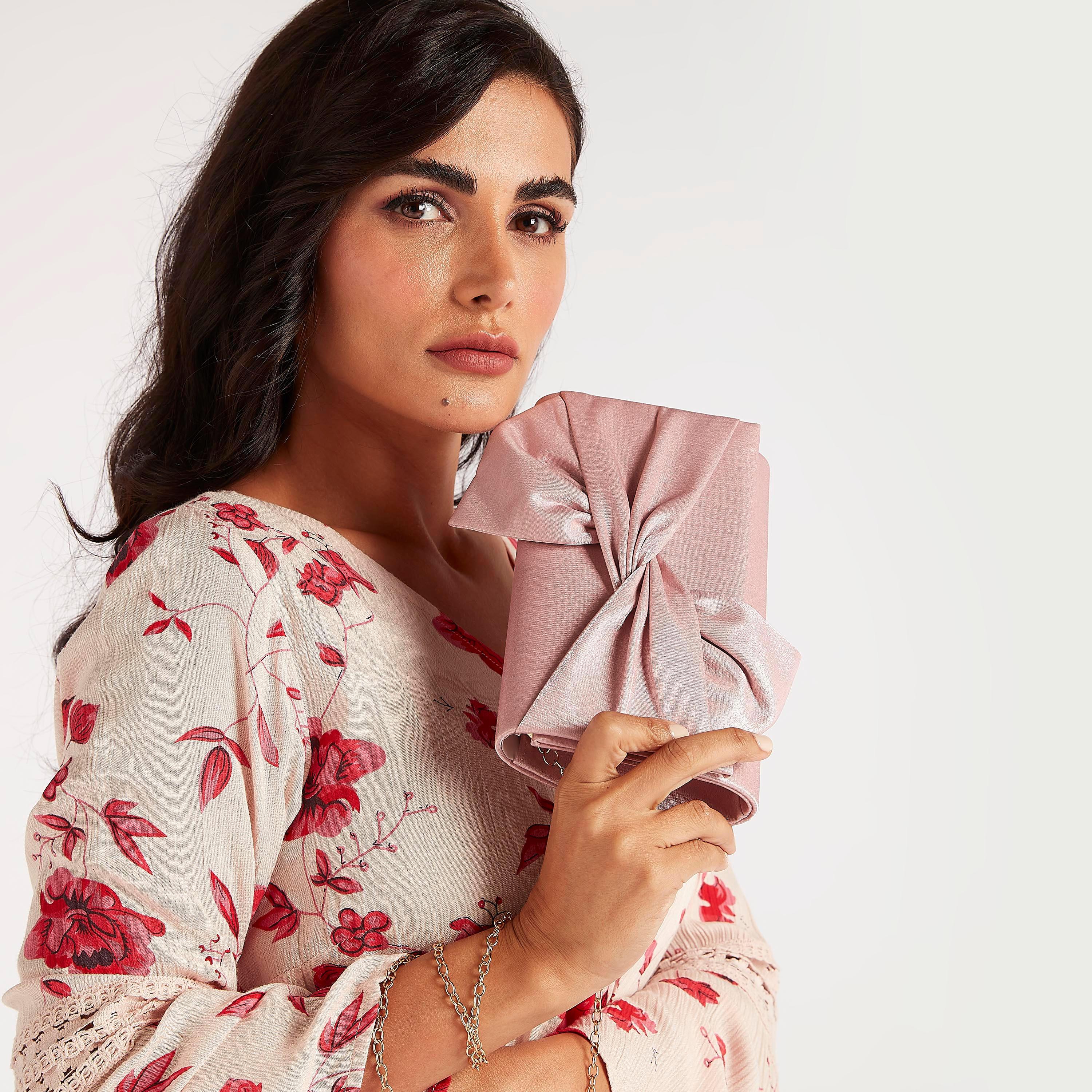 شنطة كروس بودي بتفاصيل فيونكة وحزام سلسلة-women-bagsandwallets-handbags-image-2