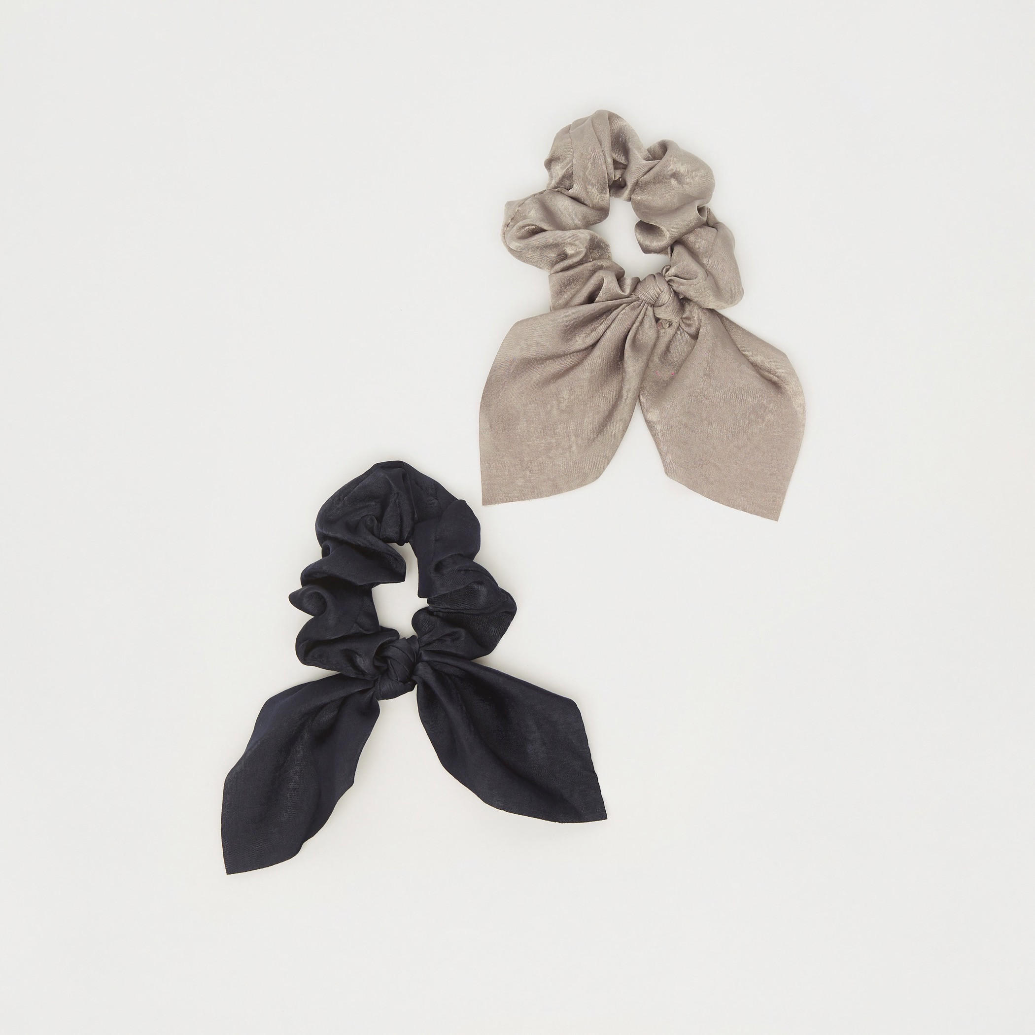 ربطات شعر سكرانشي بطبعات وفيونكة من جلو - طقم من قطعتين-women-hairaccessories-image-1