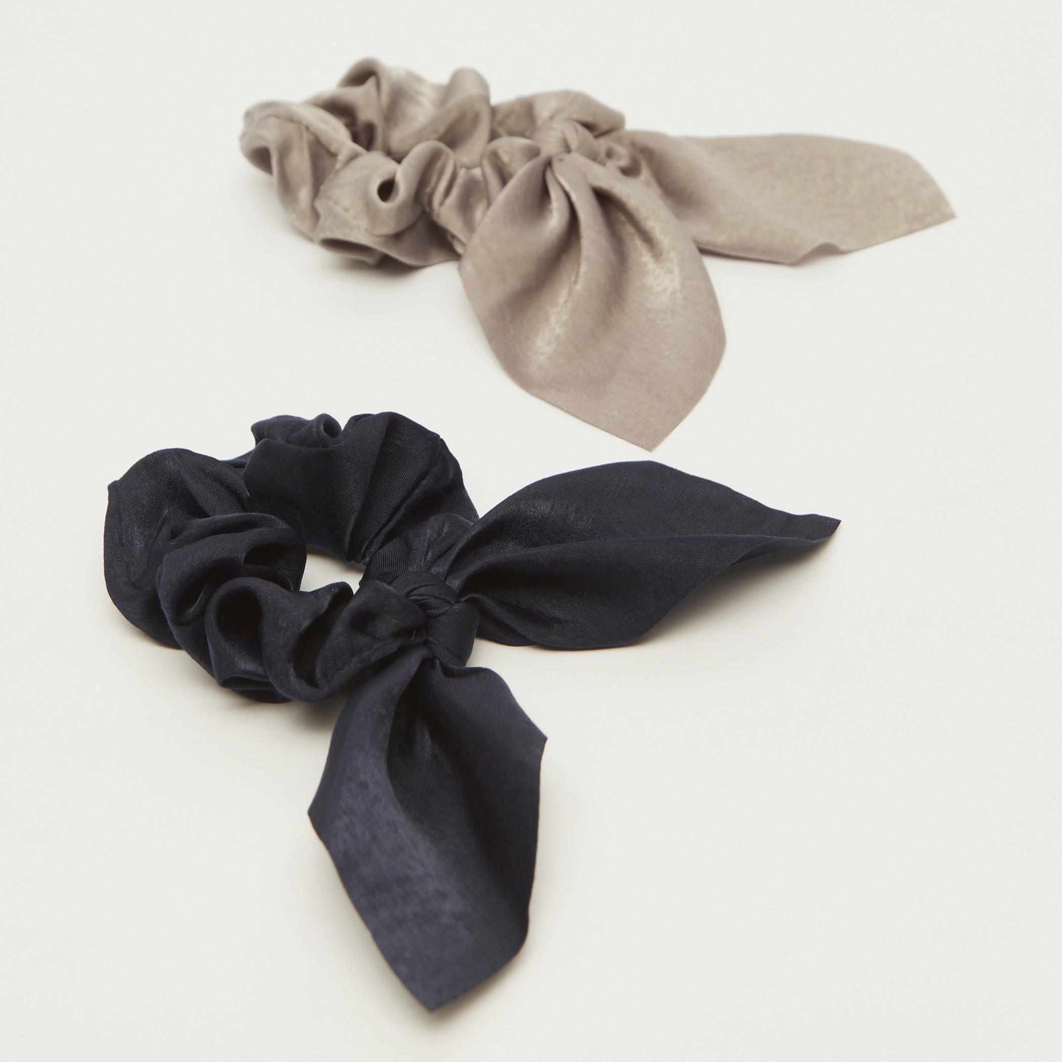 ربطات شعر سكرانشي بطبعات وفيونكة من جلو - طقم من قطعتين-women-hairaccessories-image-3