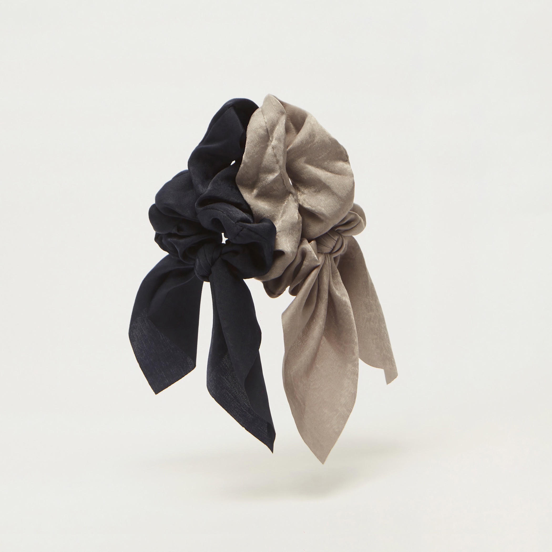 ربطات شعر سكرانشي بطبعات وفيونكة من جلو - طقم من قطعتين-women-hairaccessories-image-4