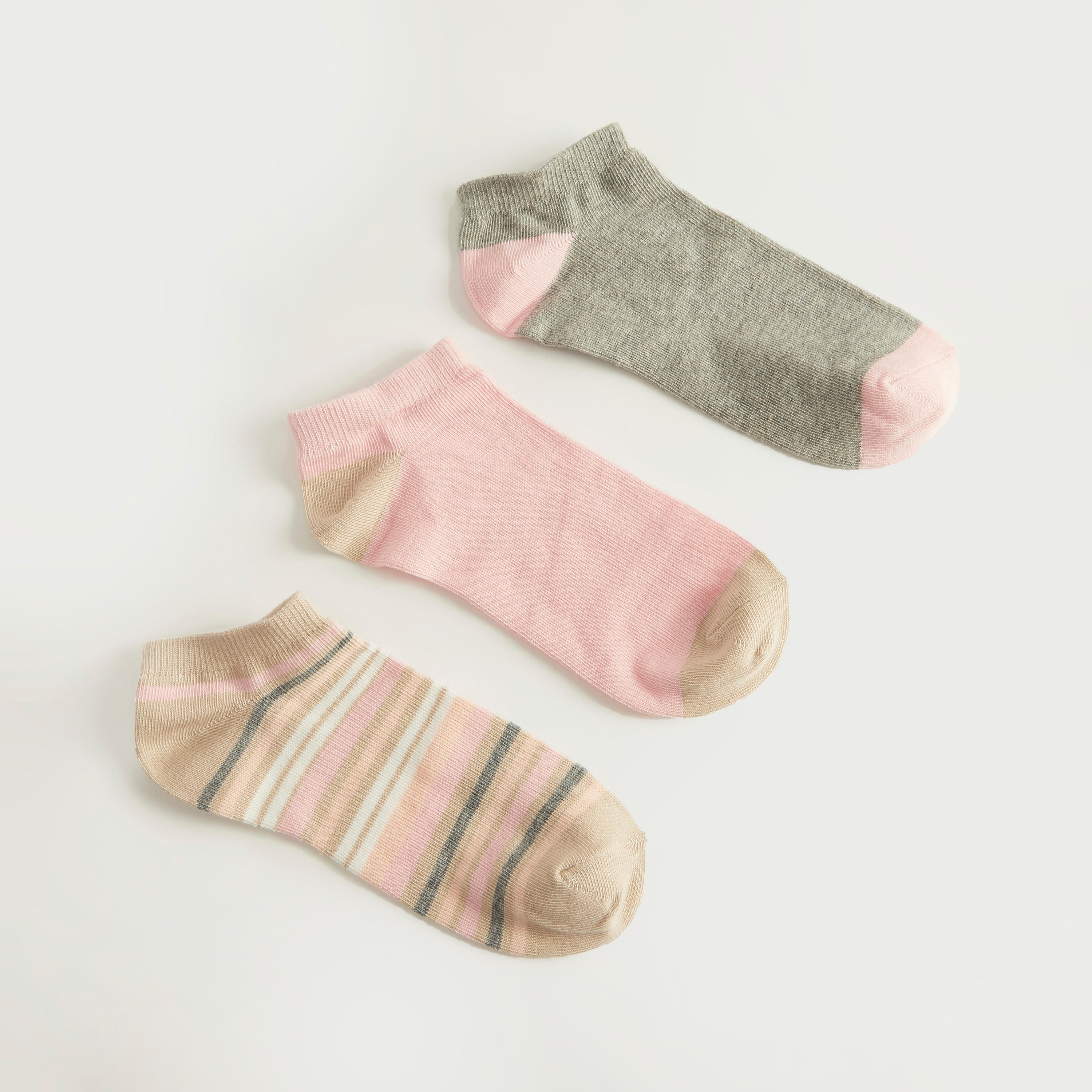 جوارب متنوّعة بطول الكاحل - طقم من 3-women-socksandstockings-image-1
