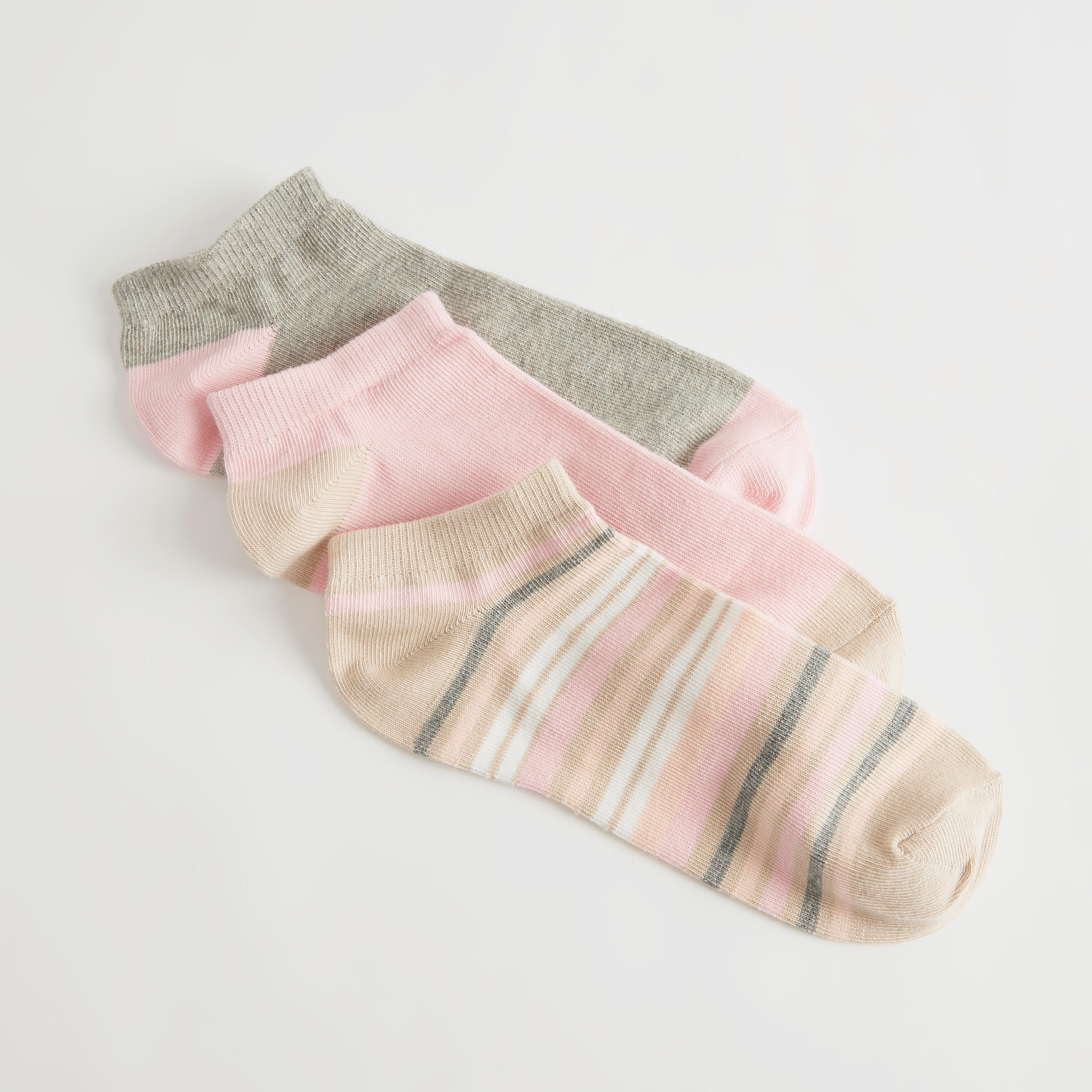 جوارب متنوّعة بطول الكاحل - طقم من 3-women-socksandstockings-image-2