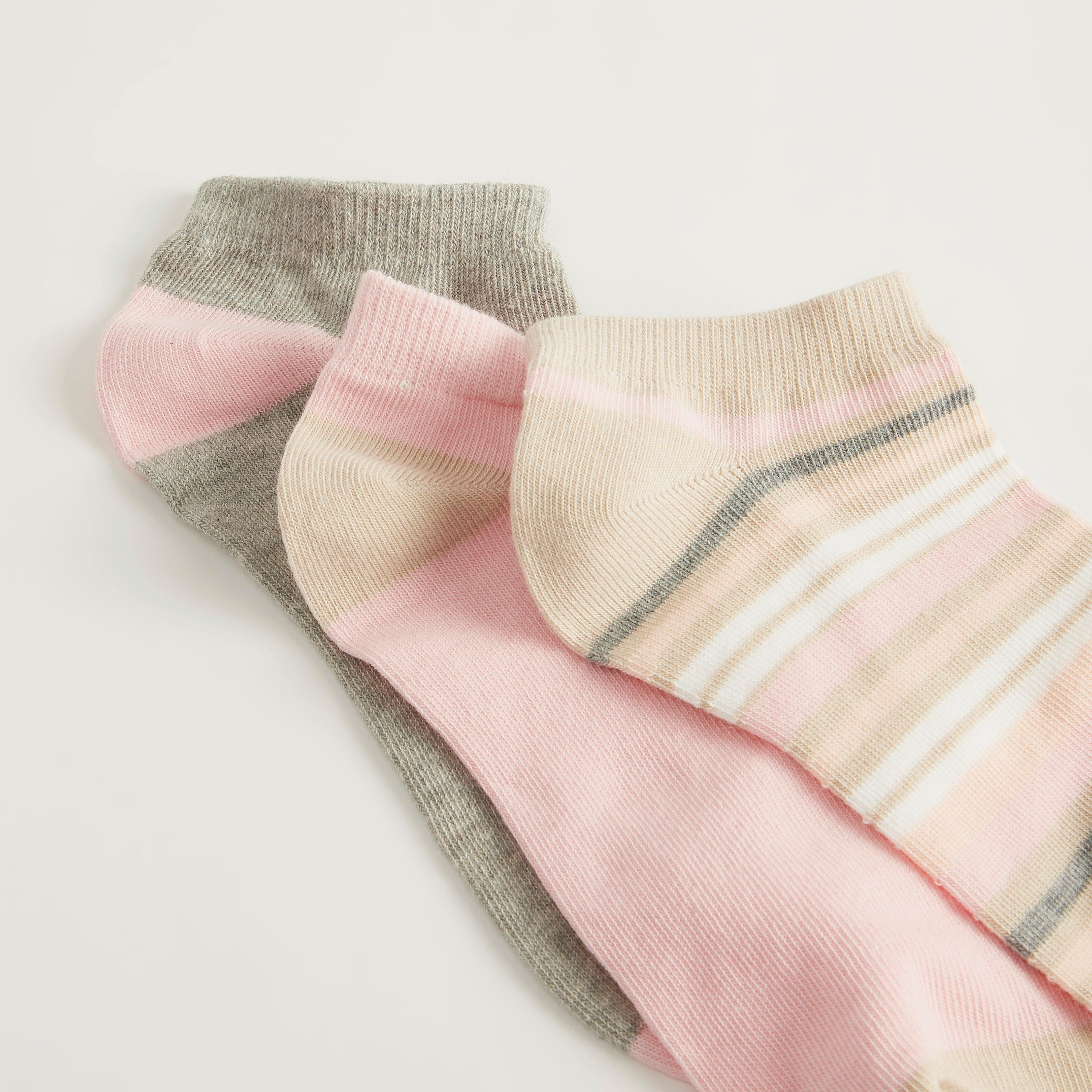 جوارب متنوّعة بطول الكاحل - طقم من 3-women-socksandstockings-image-3