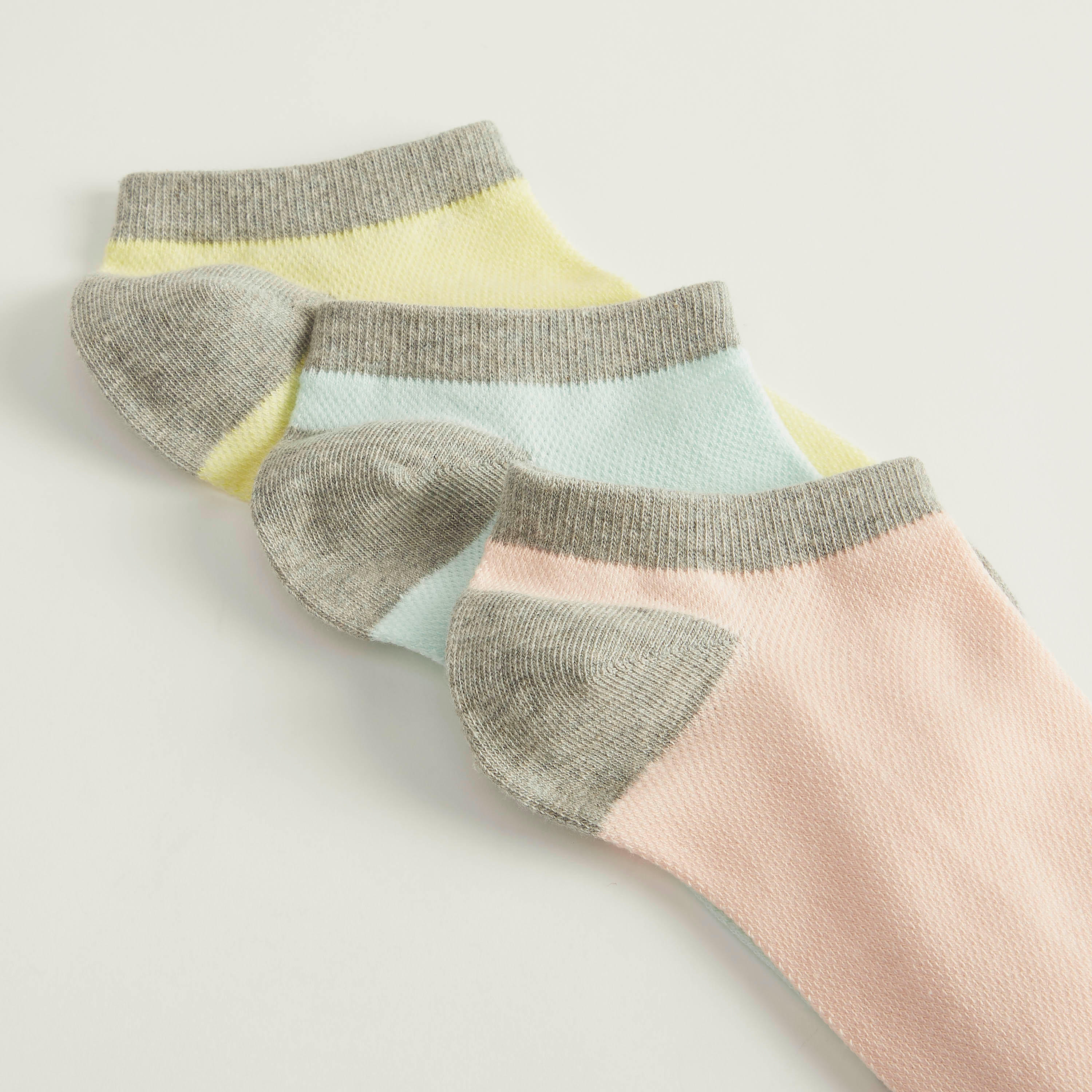 جوارب بطول الكاحل - طقم من 3-women-socksandstockings-image-2