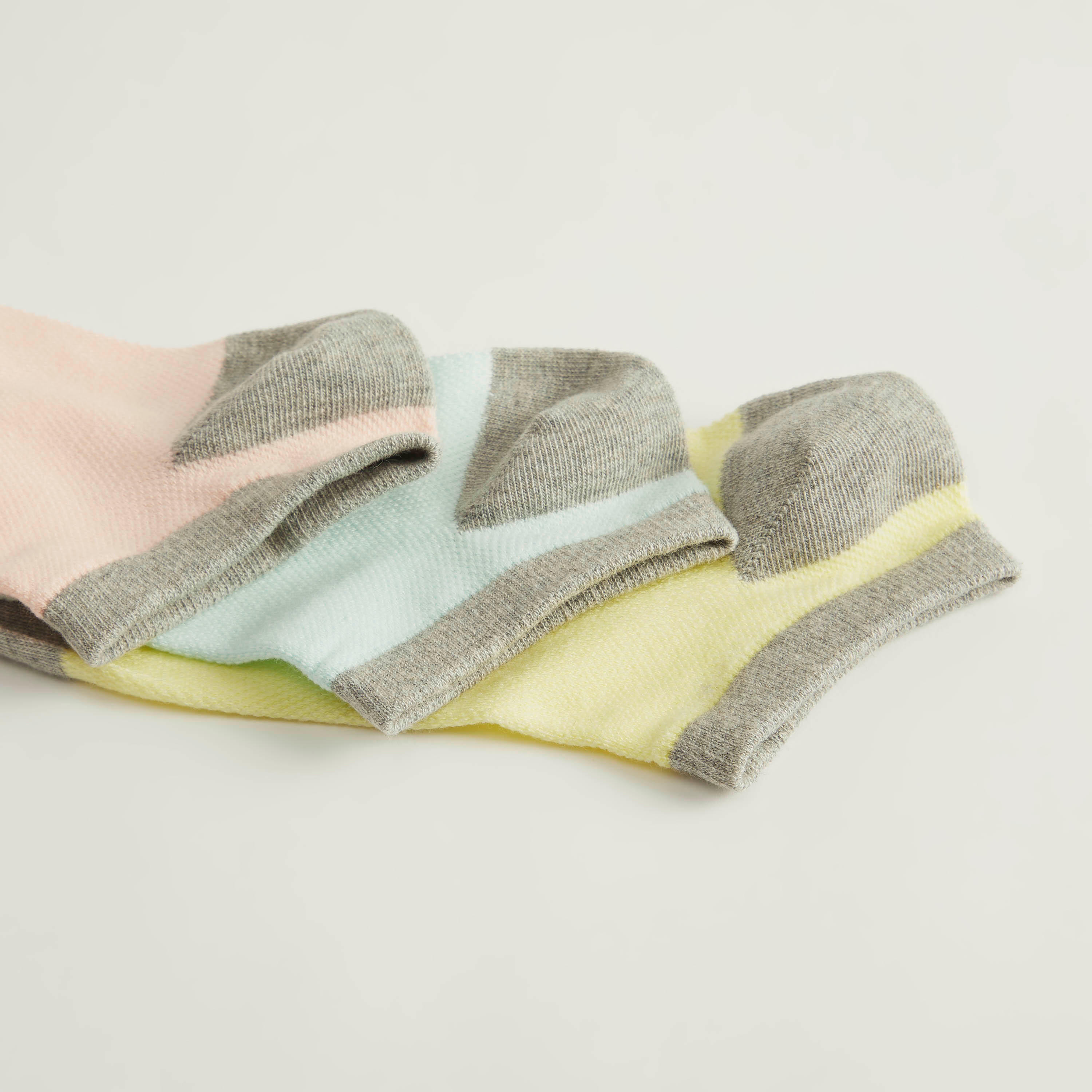 جوارب بطول الكاحل - طقم من 3-women-socksandstockings-image-1