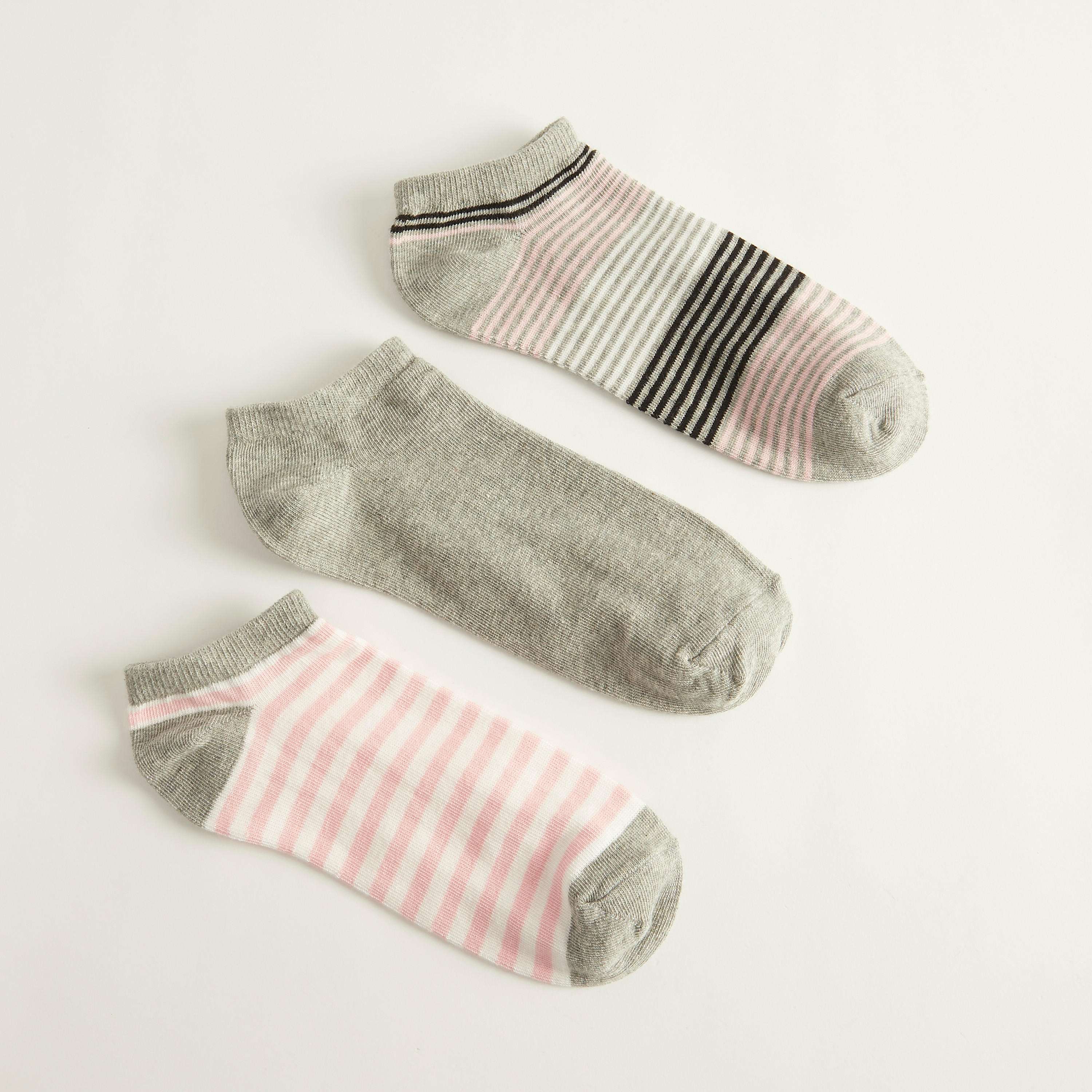 جوارب متنوّعة بطول الكاحل - طقم من 3-women-socksandstockings-image-4