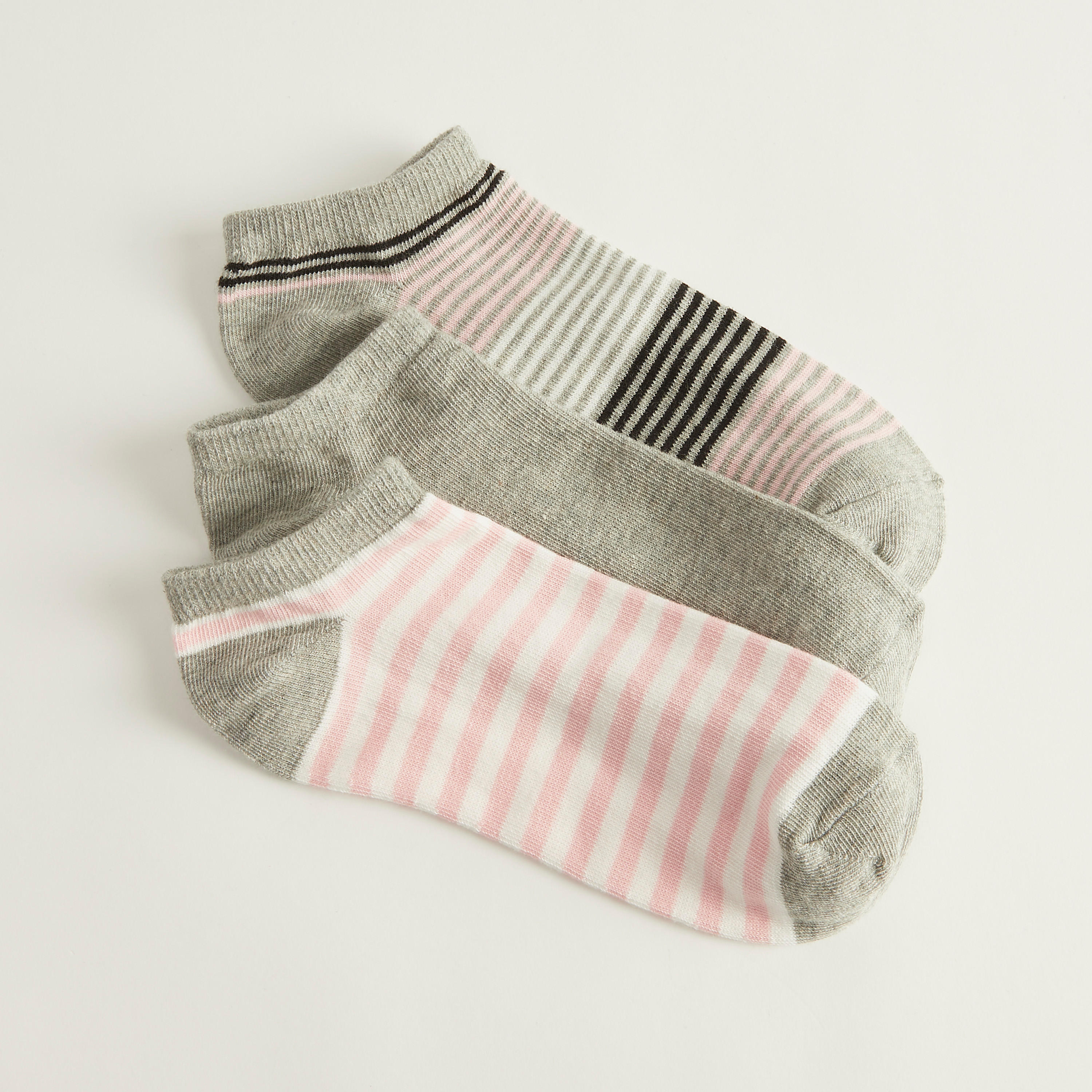 جوارب متنوّعة بطول الكاحل - طقم من 3-women-socksandstockings-image-3