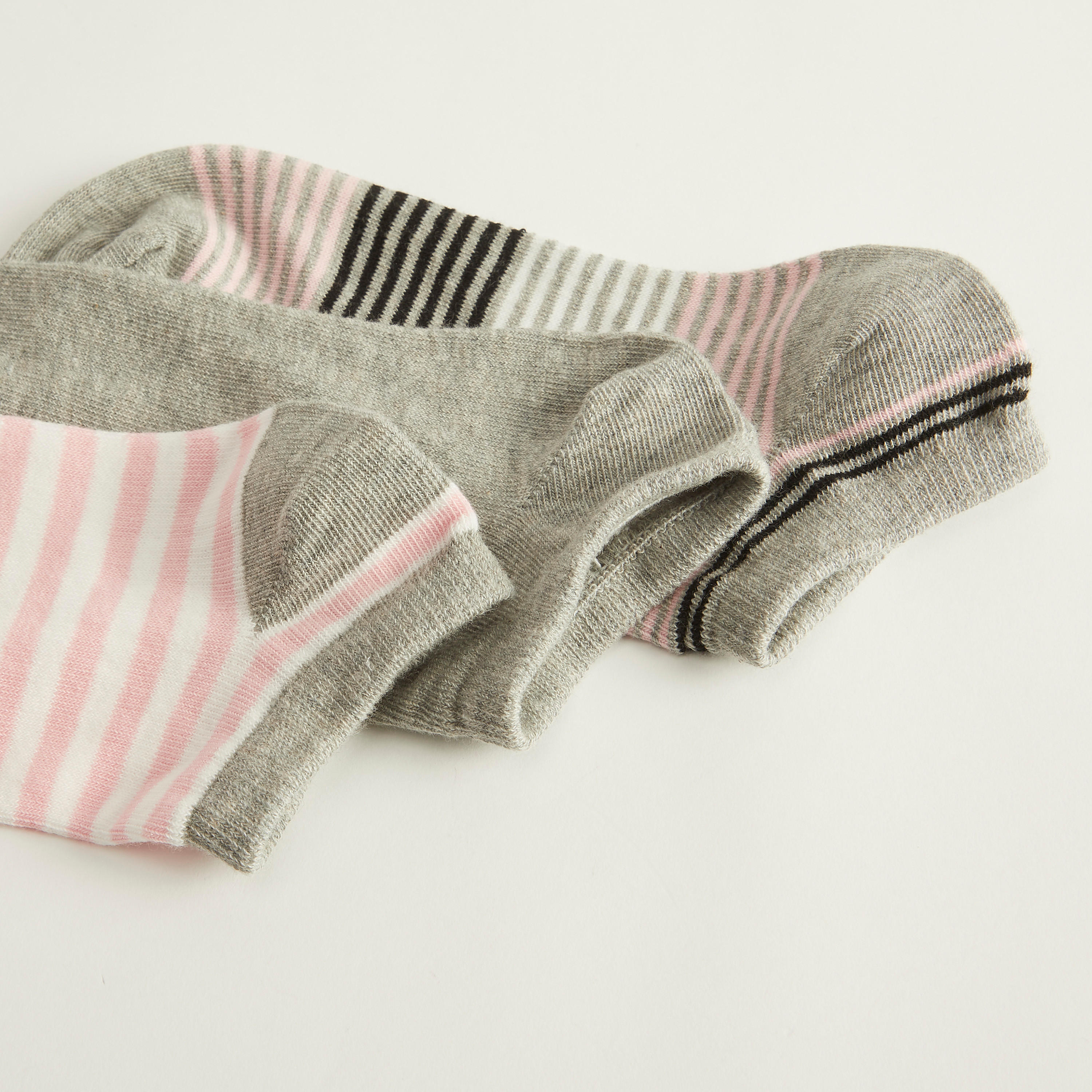 جوارب متنوّعة بطول الكاحل - طقم من 3-women-socksandstockings-image-1