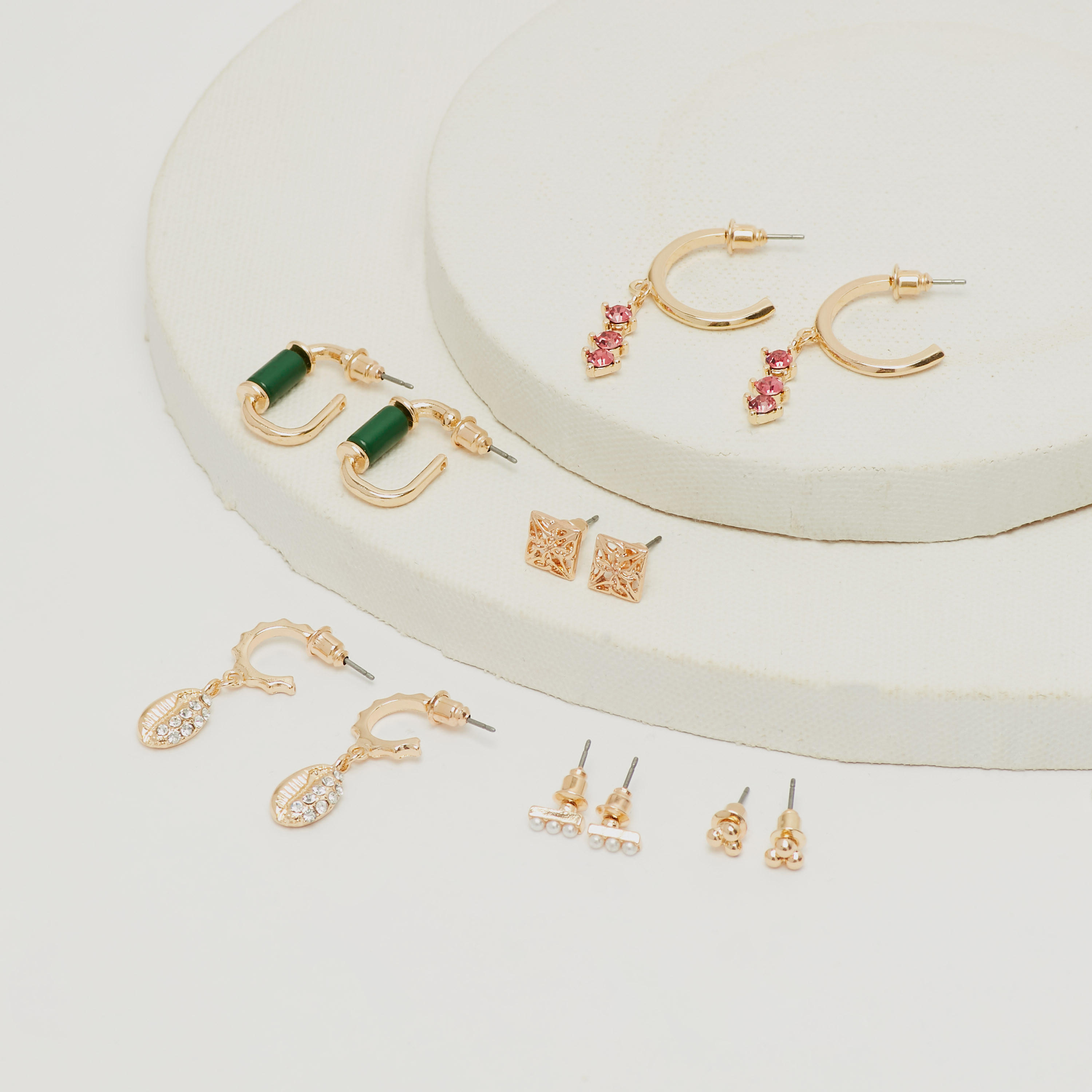حلقان بتزيينات متنوّعة ومكبس إغلاق خلفي - طقم من 6-women-watchesandjewellery-jewellery-earrings-image-1