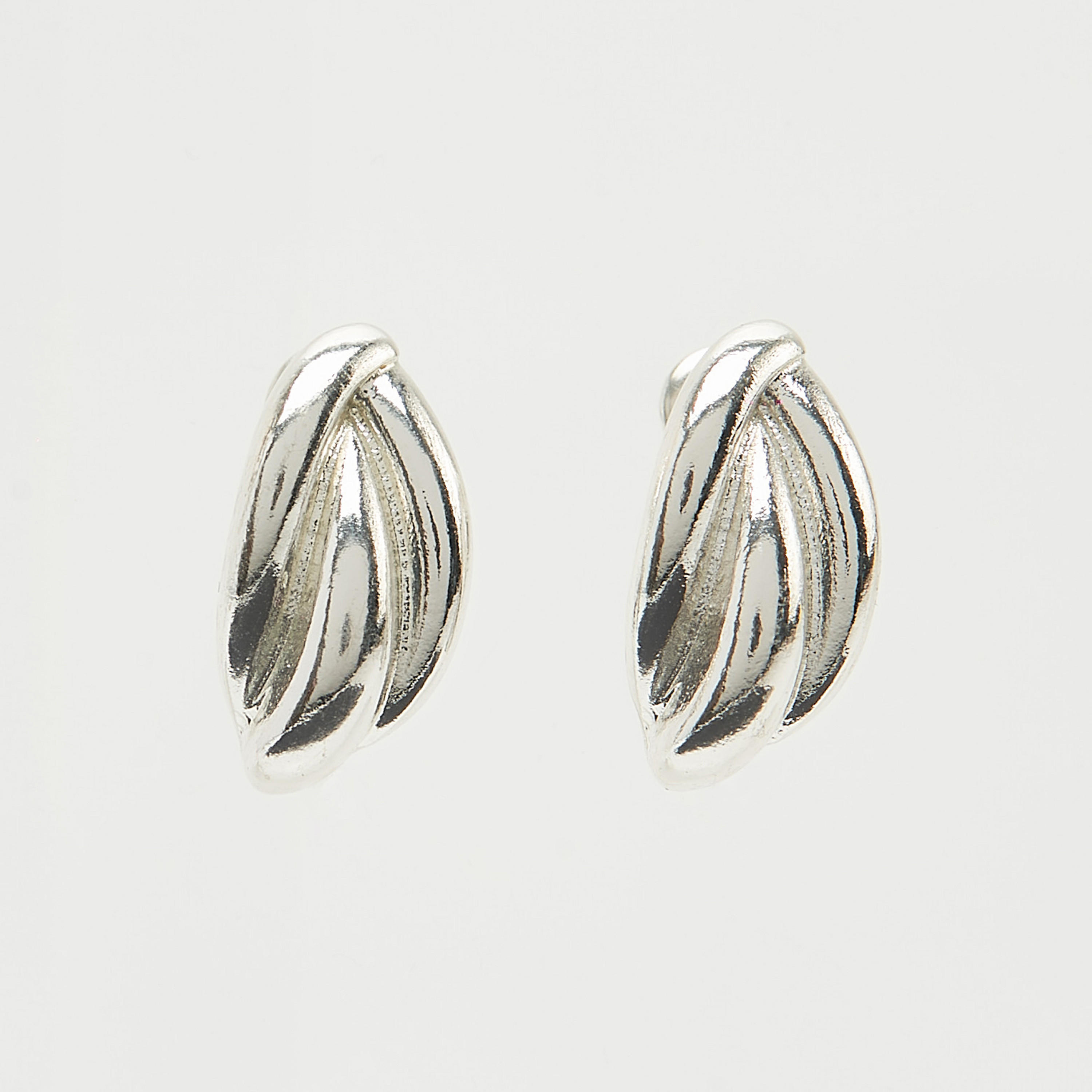 حلق ميتاليك مرصّع بمكبس إغلاق خلفي-women-watchesandjewellery-jewellery-earrings-image-1