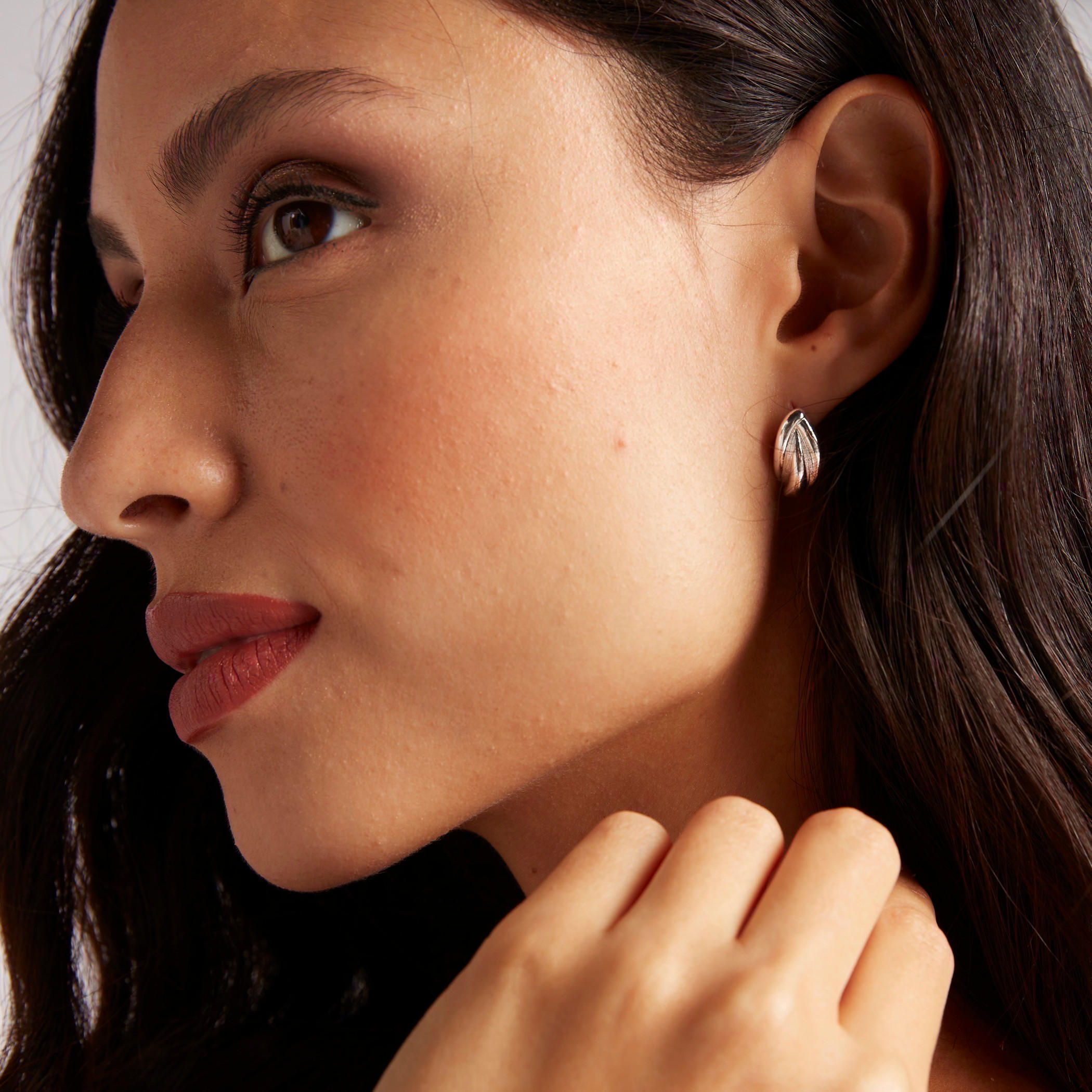 حلق ميتاليك مرصّع بمكبس إغلاق خلفي-women-watchesandjewellery-jewellery-earrings-image-2