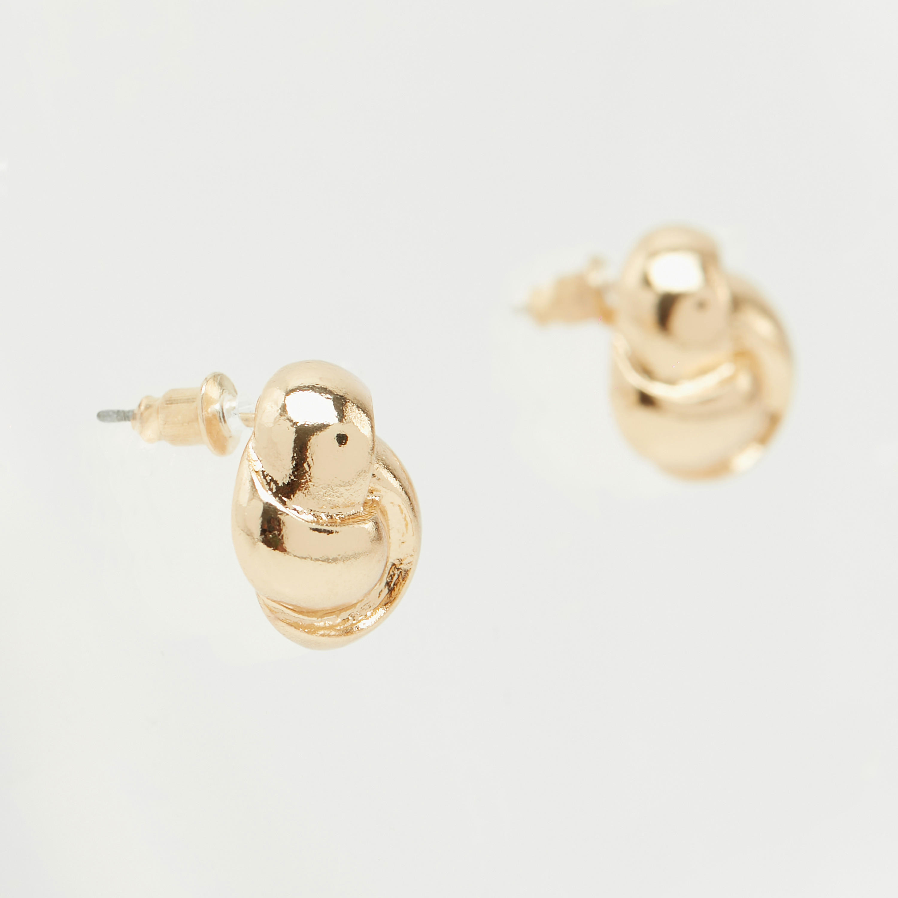 حلق ميتاليك مرصّع بتزيينات ومكبس إغلاق-women-watchesandjewellery-jewellery-earrings-image-3