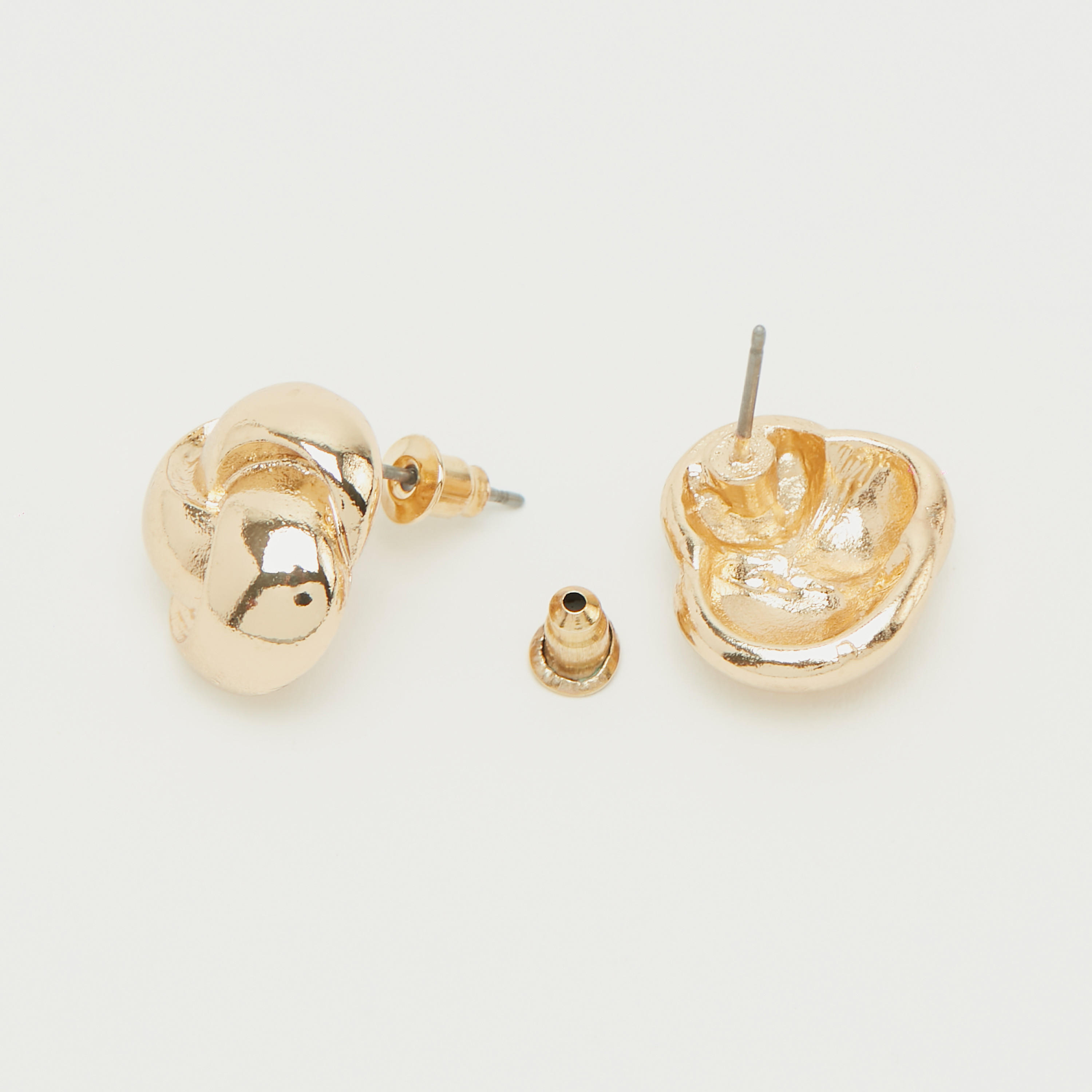 حلق ميتاليك مرصّع بتزيينات ومكبس إغلاق-women-watchesandjewellery-jewellery-earrings-image-1