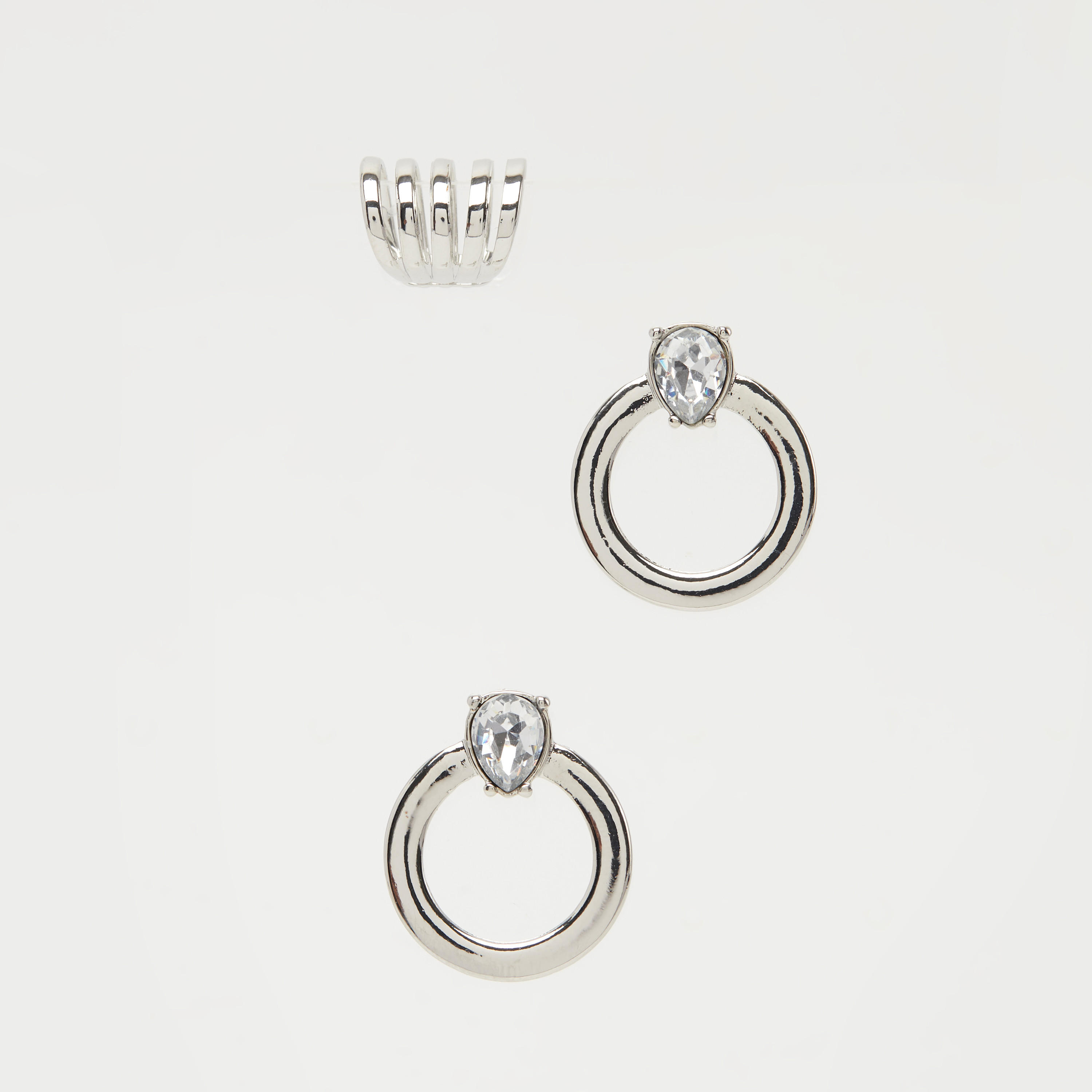حلقان مزيّنة بمكبس إغلاق خلفي - طقم من 3-women-watchesandjewellery-jewellery-earrings-image-5