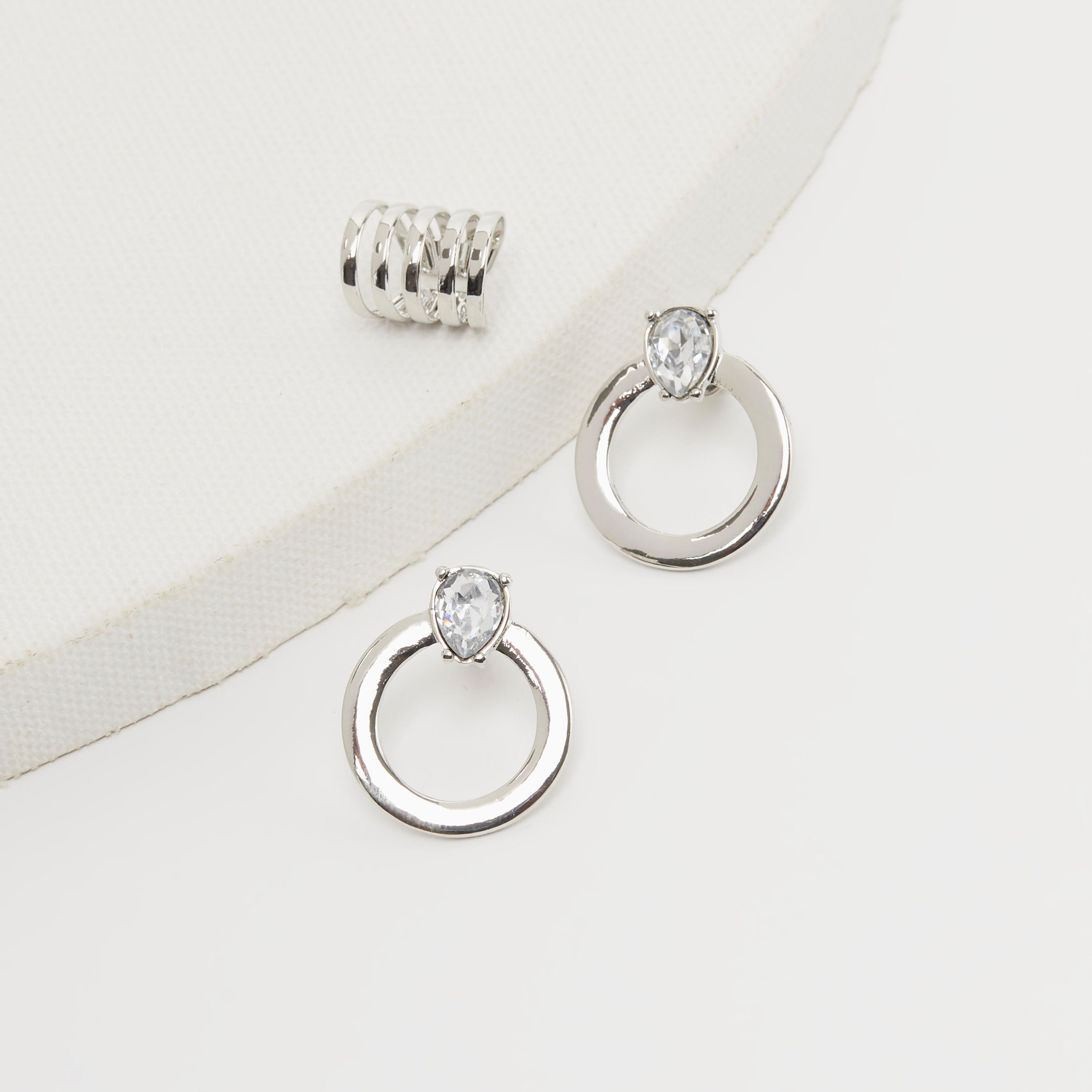 حلقان مزيّنة بمكبس إغلاق خلفي - طقم من 3-women-watchesandjewellery-jewellery-earrings-image-3