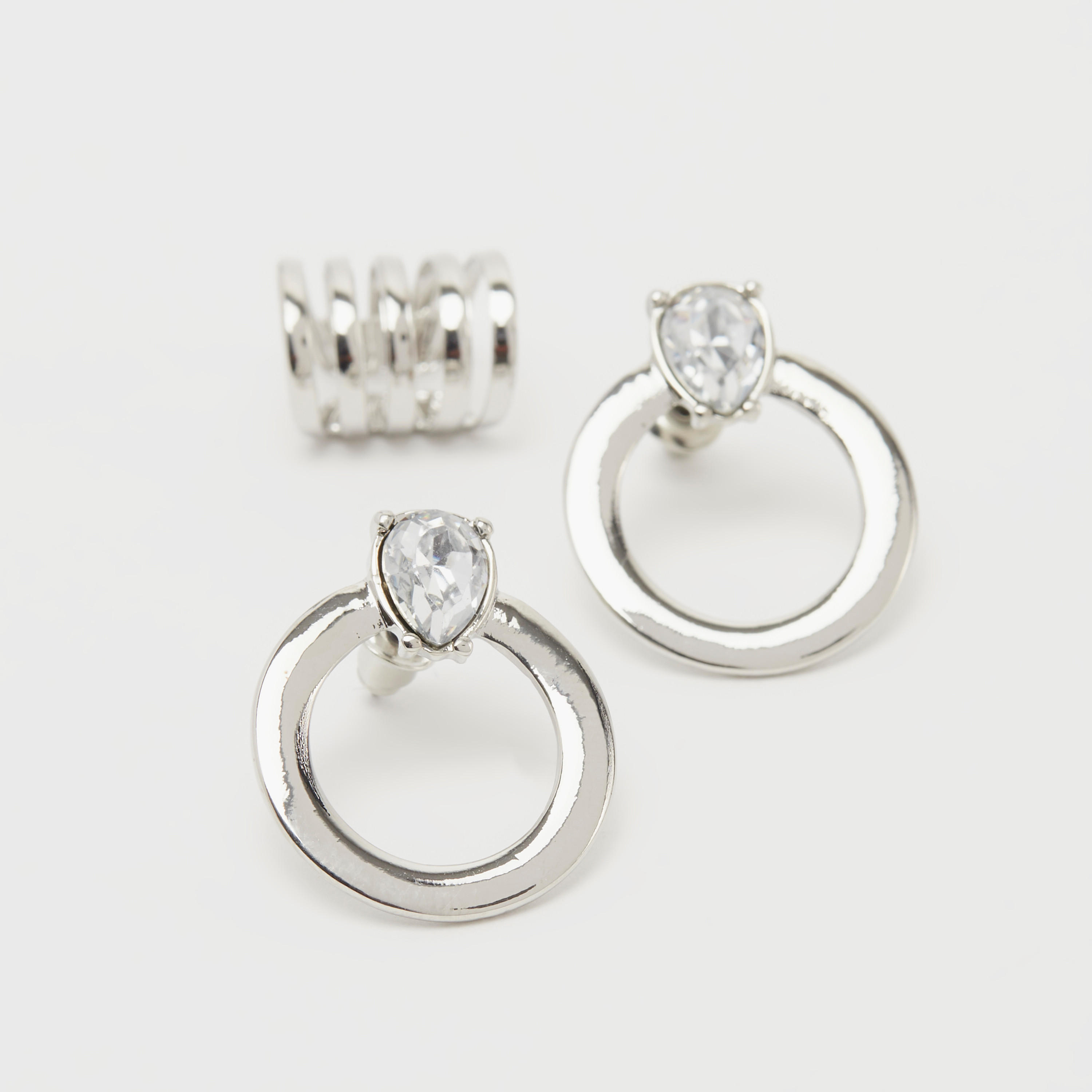 حلقان مزيّنة بمكبس إغلاق خلفي - طقم من 3-women-watchesandjewellery-jewellery-earrings-image-2