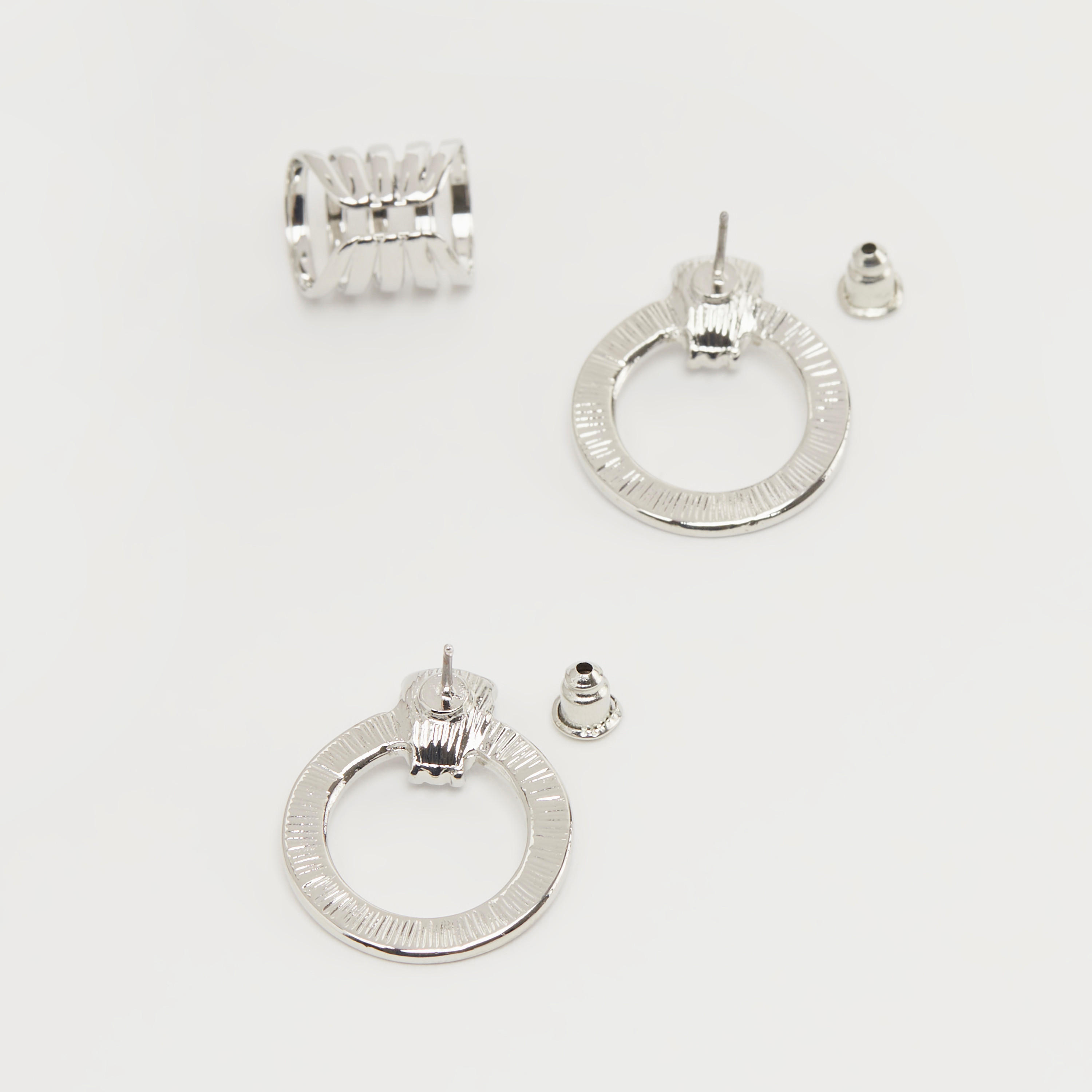 حلقان مزيّنة بمكبس إغلاق خلفي - طقم من 3-women-watchesandjewellery-jewellery-earrings-image-1