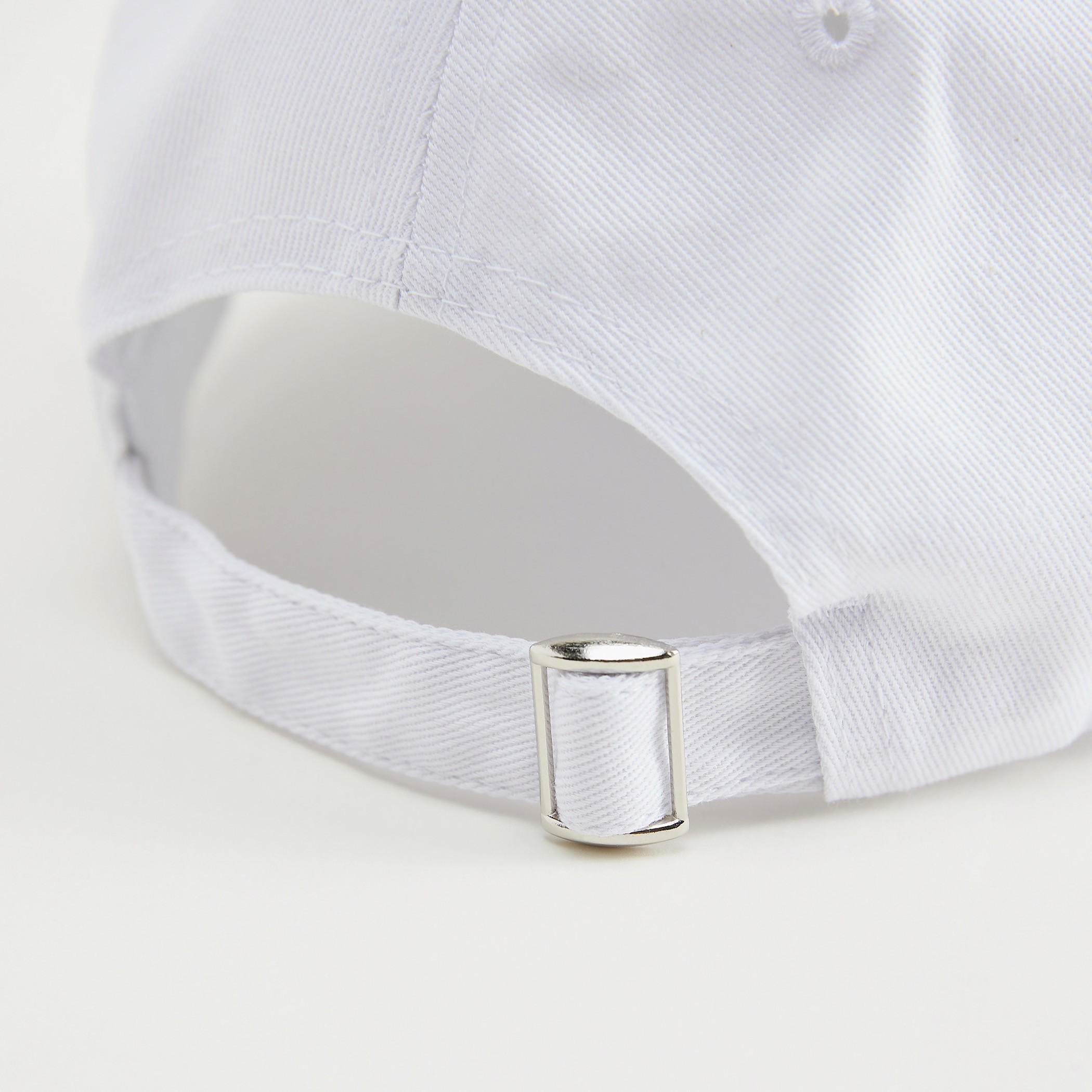 كاب بيسبول مطرزة بحزام خلفي بإبزيم-women-clothingaccessories-capsandhats-image-1