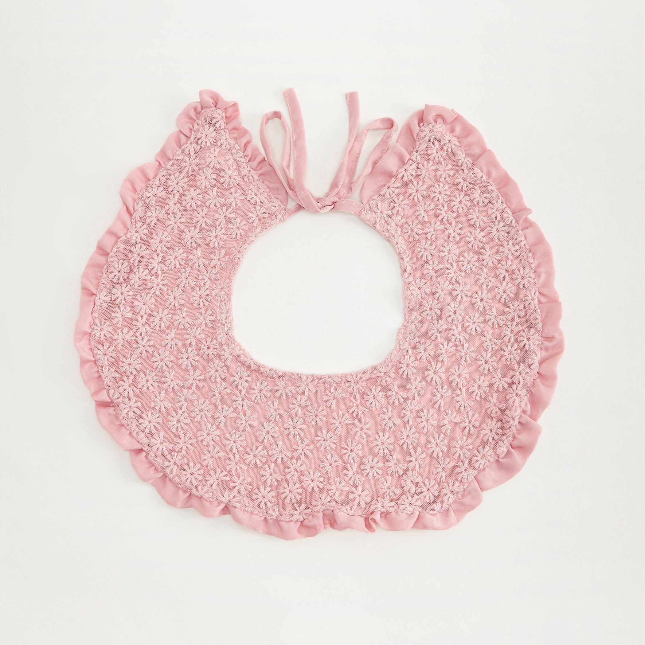 ياقة مزينة بكشكشة مطرزة مع أربطة-women-clothingaccessories-scarves-image-1