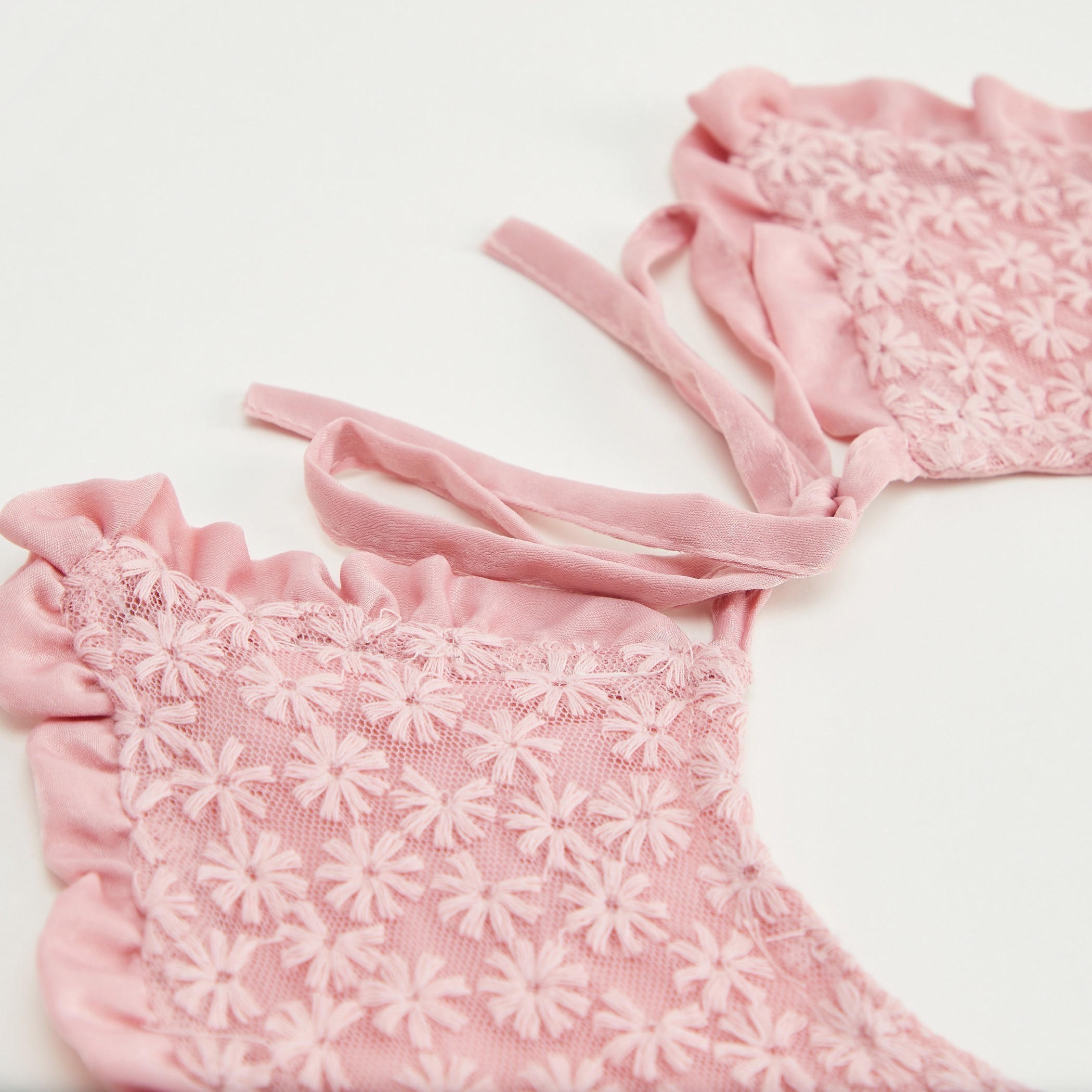 ياقة مزينة بكشكشة مطرزة مع أربطة-women-clothingaccessories-scarves-image-2