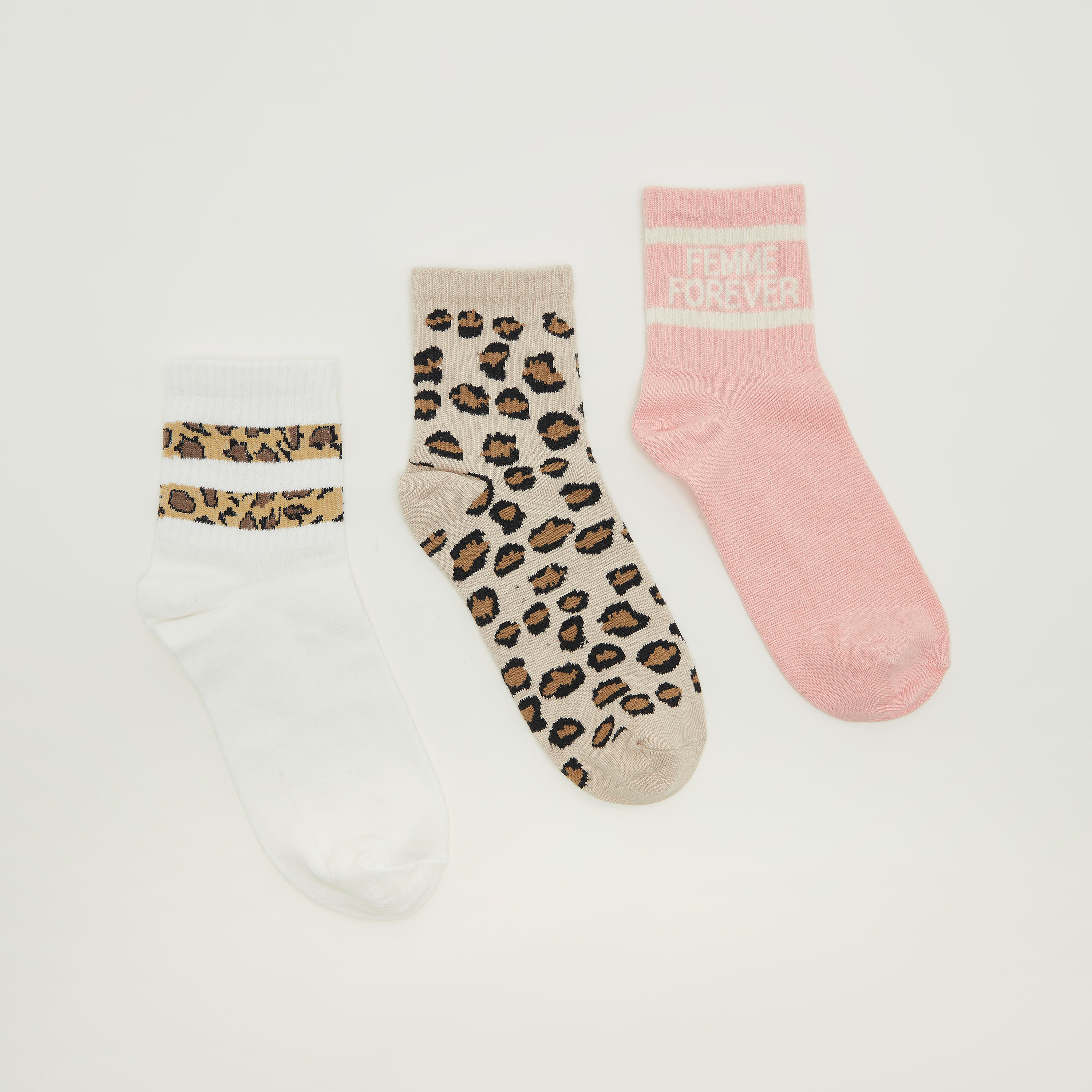 جوارب بطول الكاحل بحواف مضلّعة وطبعات - طقم من 3-women-socksandstockings-image-1